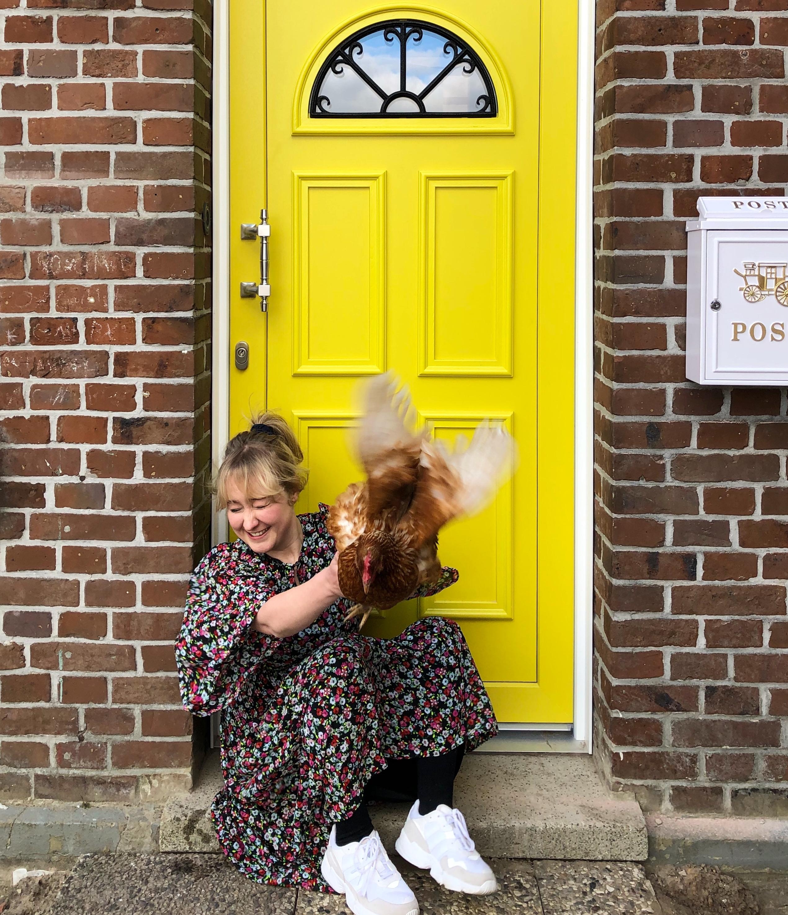 Das bin ich. Mit Huhn und gelber Haustür 😊💛 #yellowdoor #haustür #gelbehaustür 