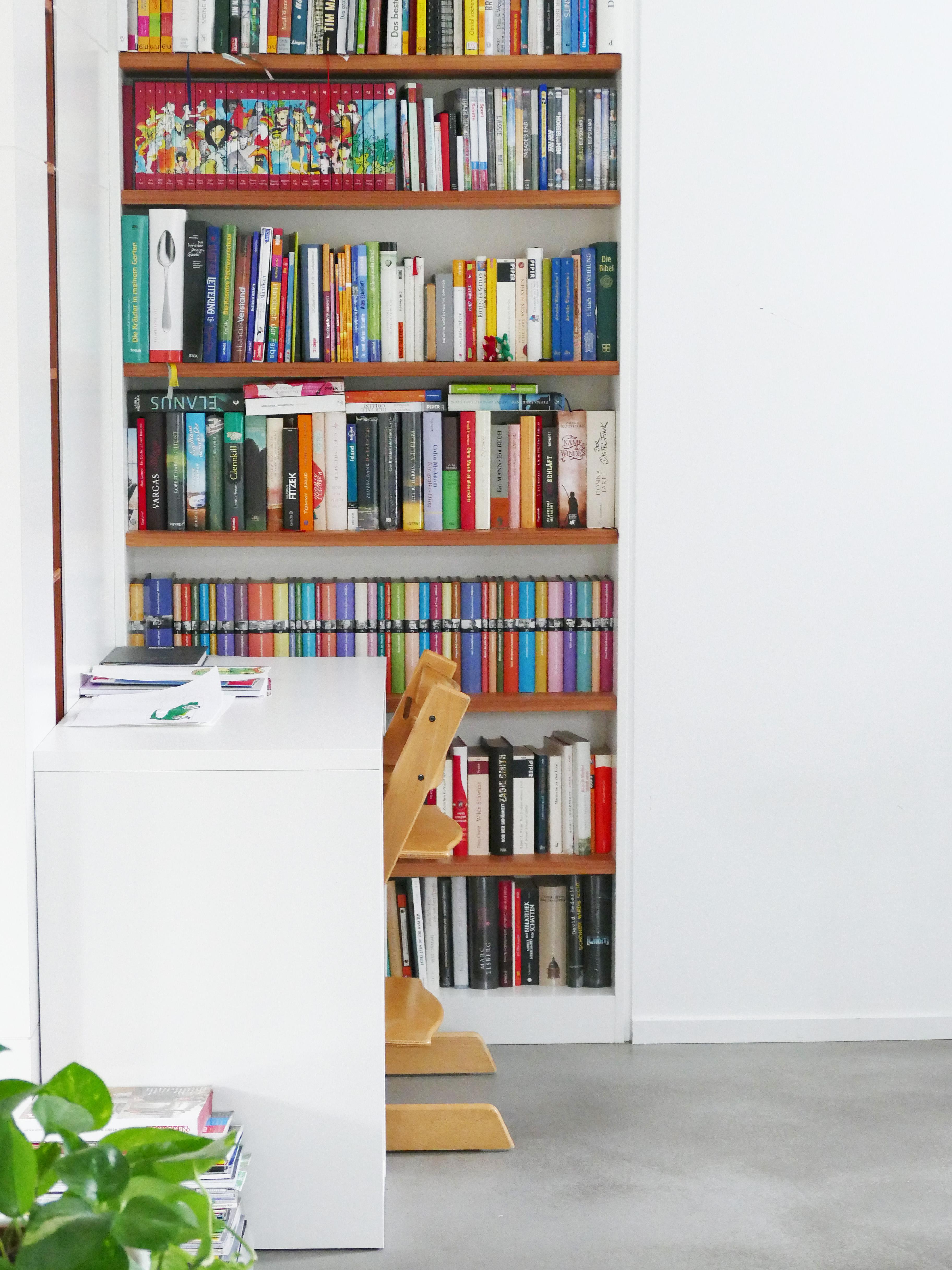 Das Bücherregal ist viel zu klein. #shelf #interior #livingwithkids #colorfulliving #shelfie
