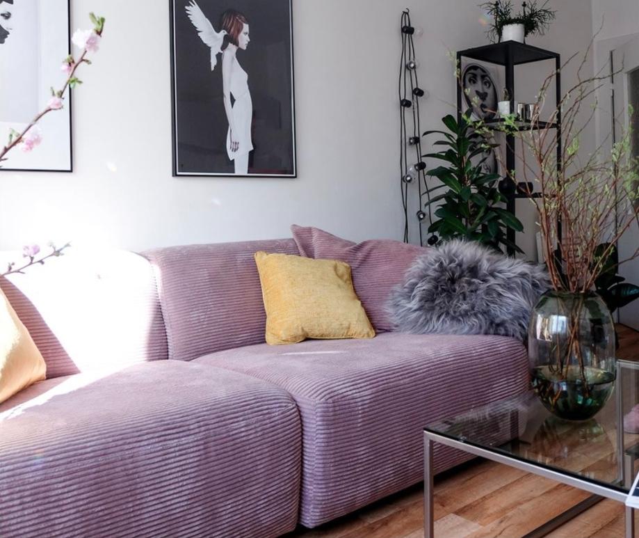 Das #Cordsofa macht sich ganz wunderbar in meinem #Wohnzimmer. 🌸 #minimalismus #frühling #couchliebt