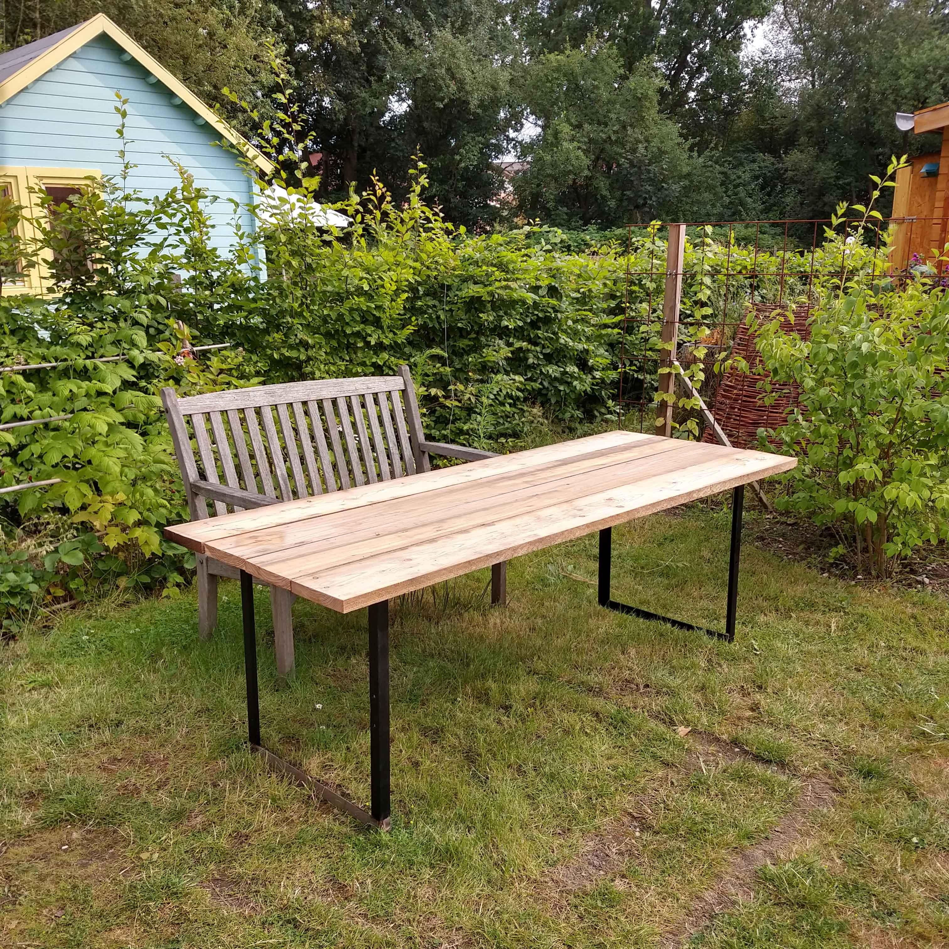 Das #DIY-Projekt #Gartentisch ist fast fertig – fehlt noch die passende Bank! #Garten  