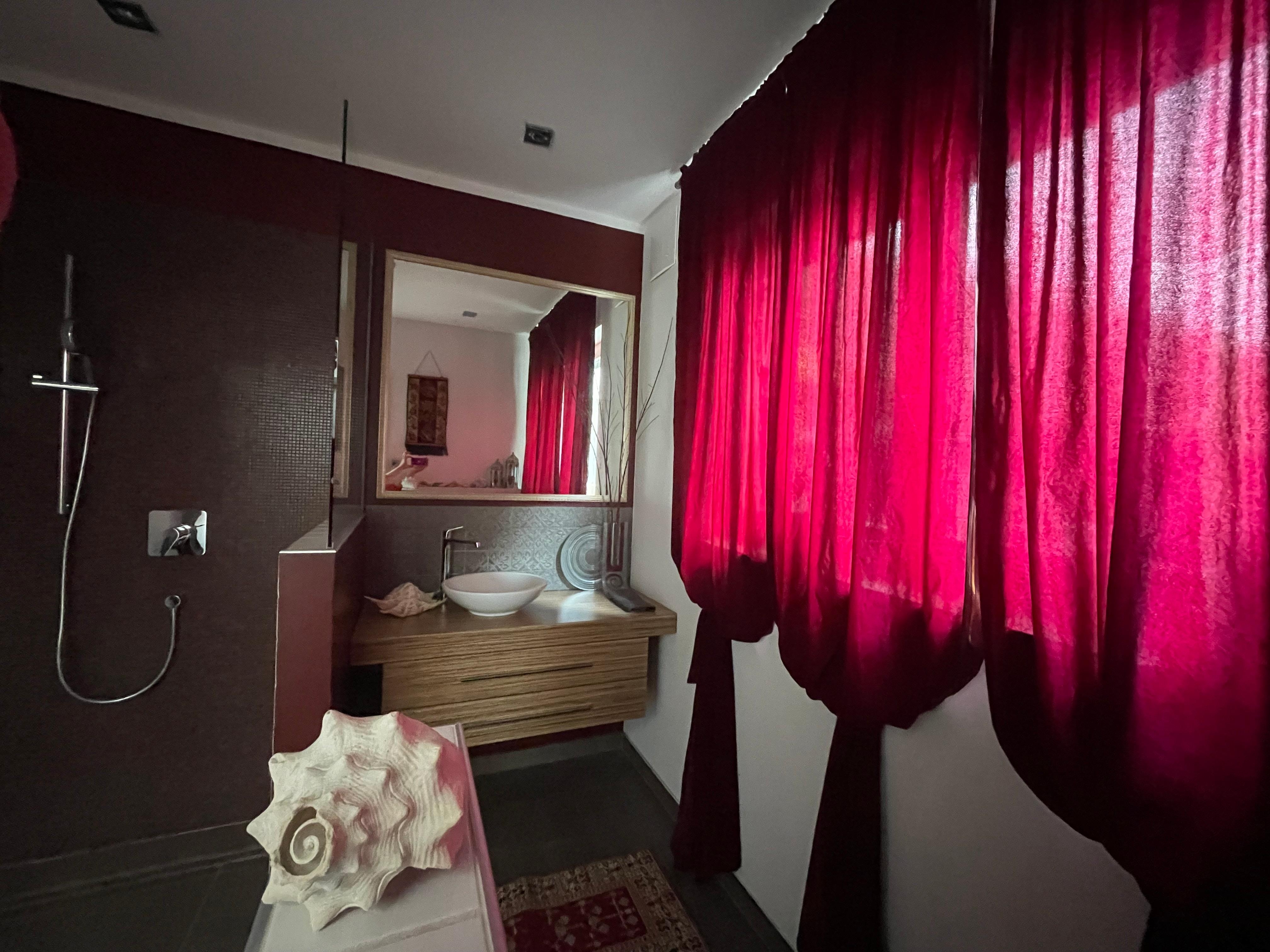 Das dunkle Rot im #Gästebad verleiht eine kraftvolle, elegante und sinnliche Atmosphäre #badezimmer #baddesign #dunkelrot