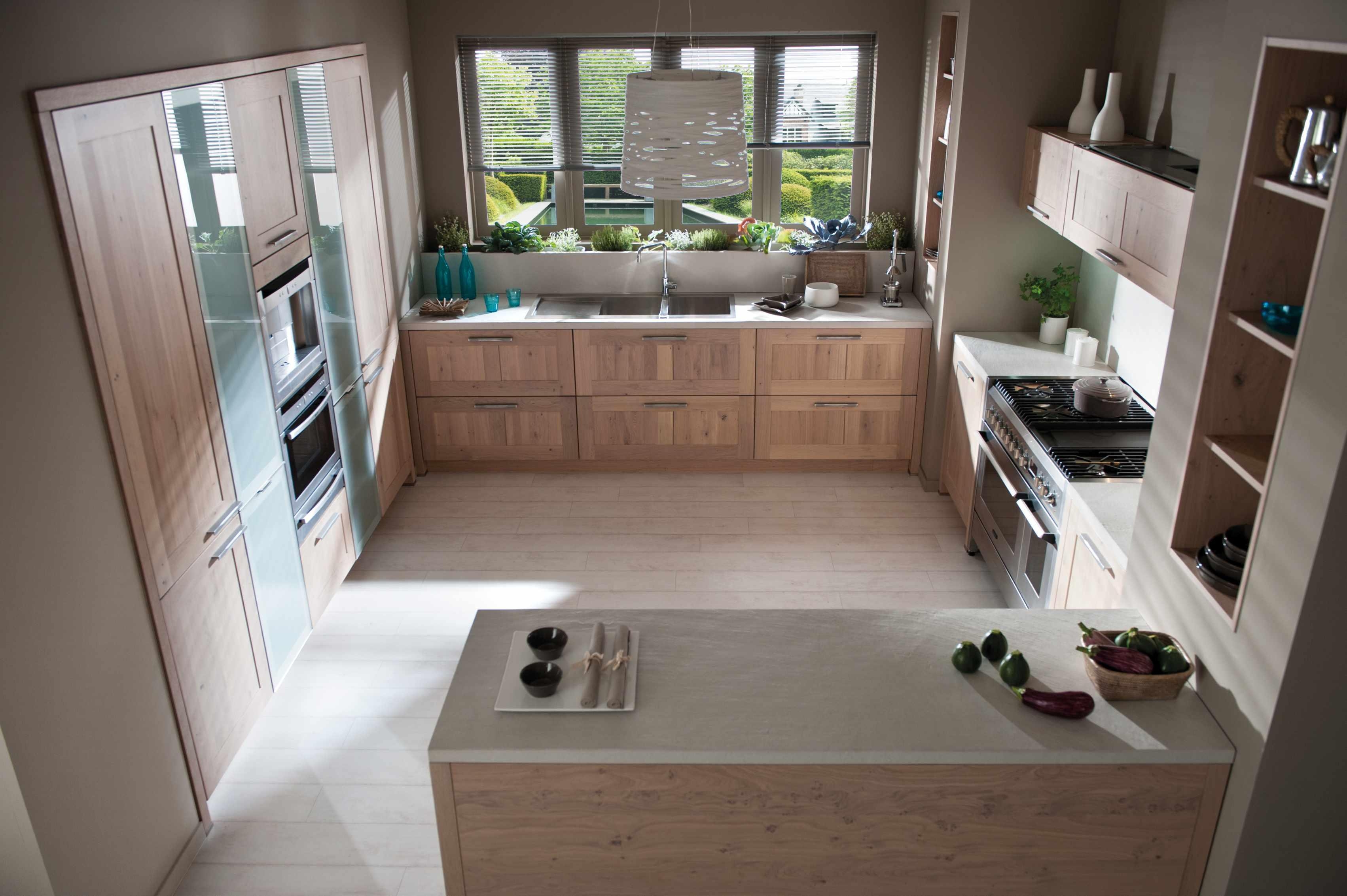 Das Einmaleins der Küchengeometrie: Gerade für große, offene Räume mit einem fließenden Übergang zwischen Küche und Wohnzimmer sind G-Küchen eine ausgezeichnete Wahl.