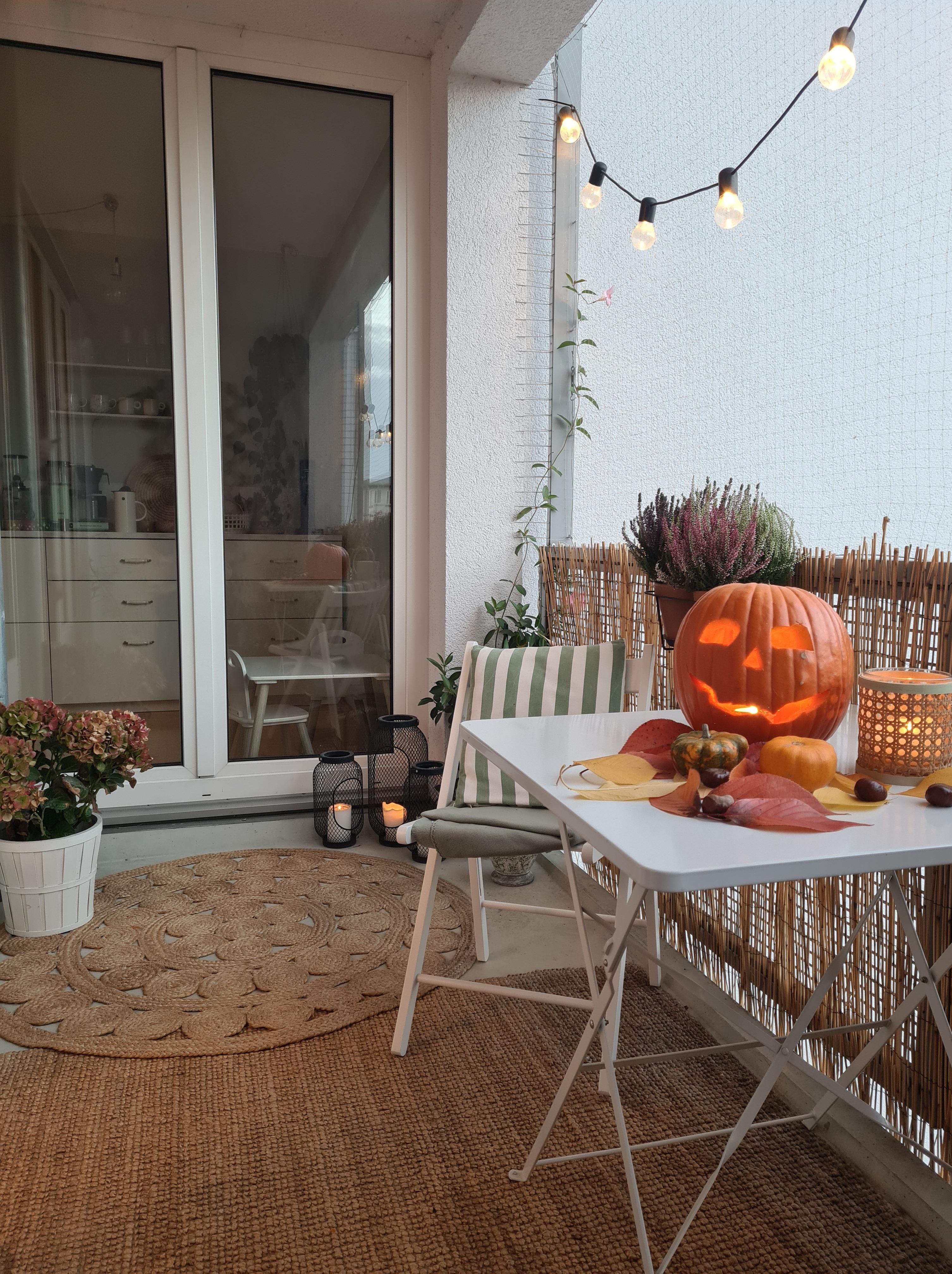 Das Ergebis vom heutigen #kürbisschnitzen mit den Kindern 🎃 #herbstdeko #halloween #balkon #halloweendeko #herbst