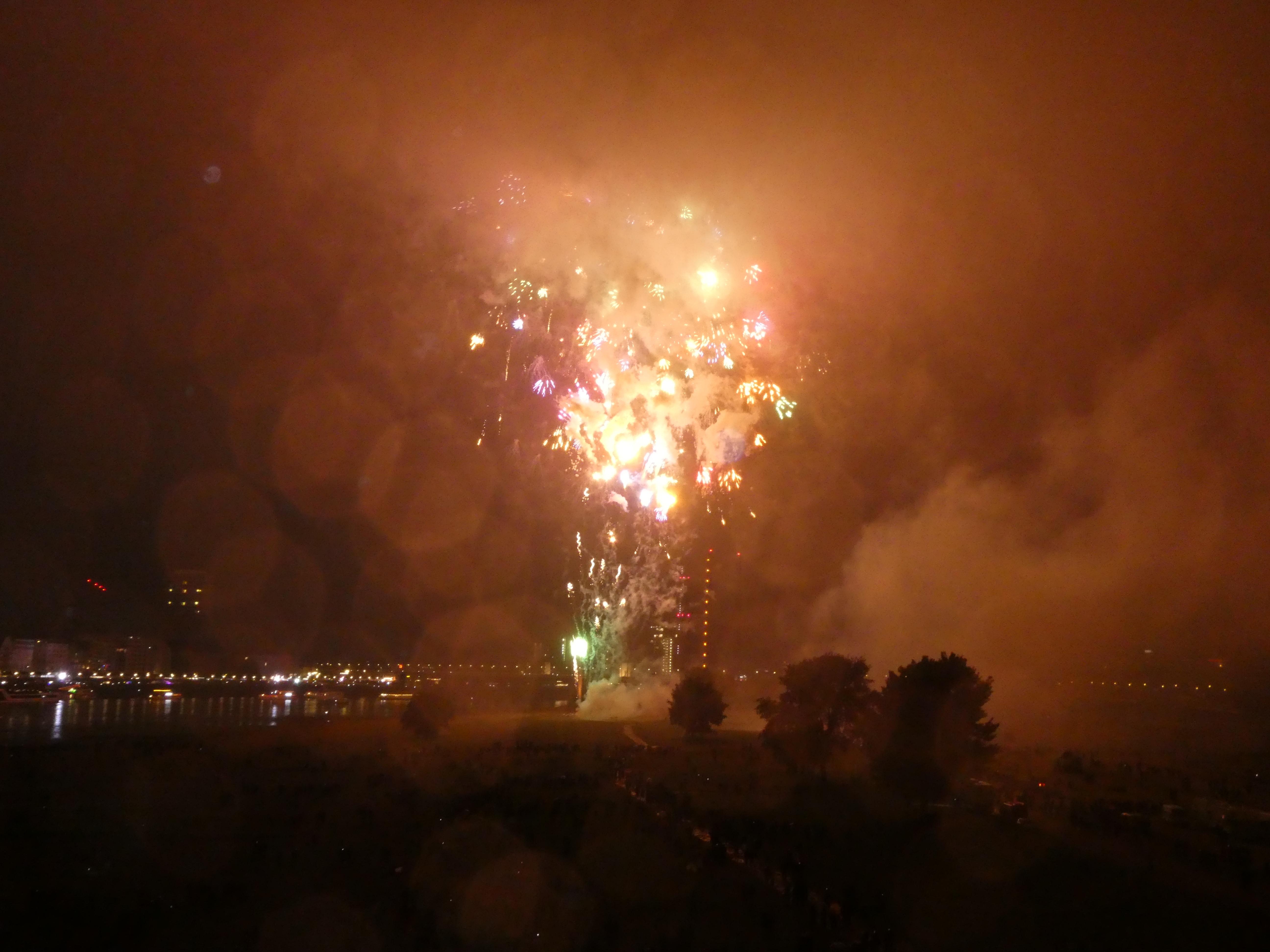 Das erste Mal beim #Japantag in Düsseldorf dabei gewesen, es hat echt unglaublich Spaß gemacht meine neue Kamera auszuprobieren.
#Feuerwerk #Düsseldorf 