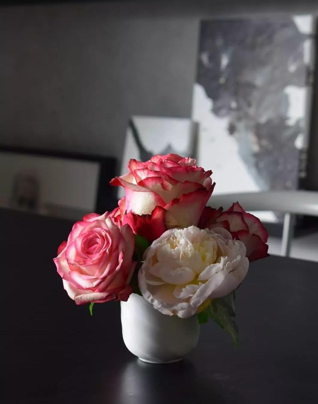 Das Foto ist von Mai... die Blumen habe ich von meinem Jungen ❤ zum Muttertag #blumen #rosen #onthetable