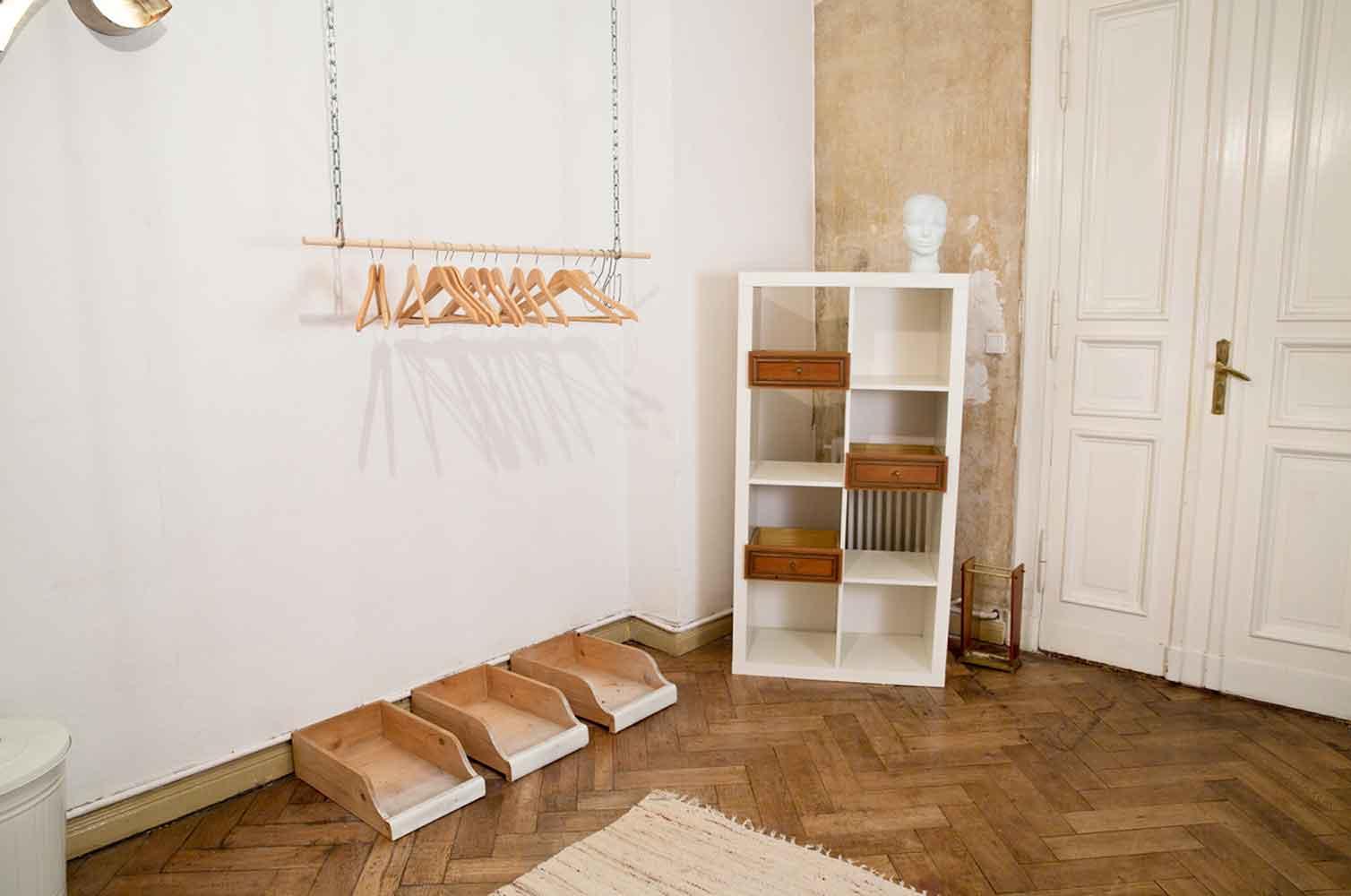 Das Gästewohnzimmer, Detail Regal und Aufhangsystem #minimalismus ©Caterina Rancho