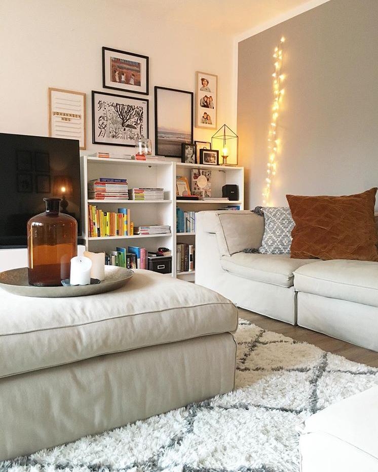 Das gehört zur guten Stube! Bilder, Bücher und gemütliches Licht.#wohnzimmer #couchstyle #einrichtung #interieur #bücher