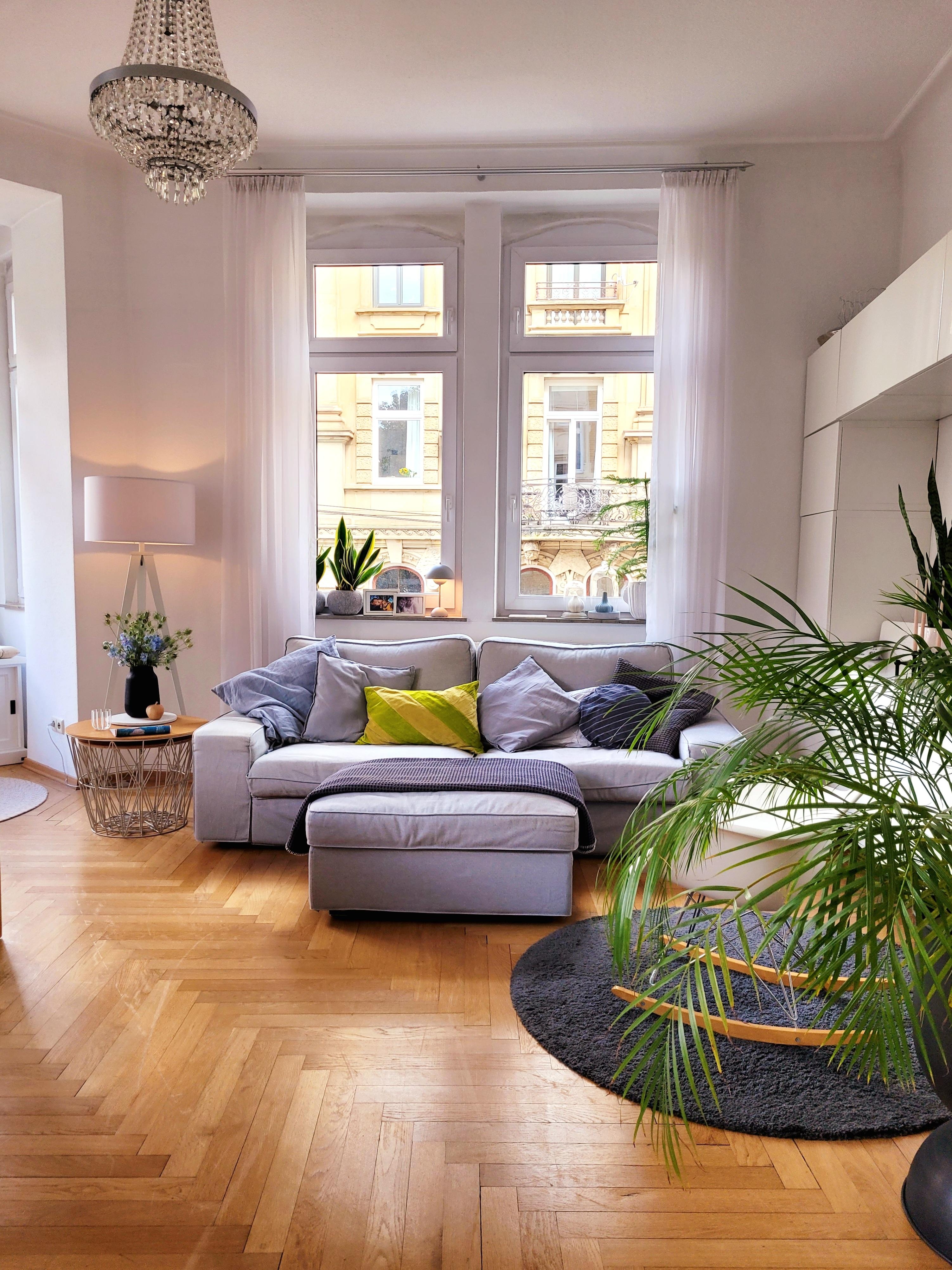 Das gemütlichste Möbelstücke an harten Tagen!
#livingroom #Altbau #skandi #ikea #vitra #fermliving #Sofa #Tisch #lampe