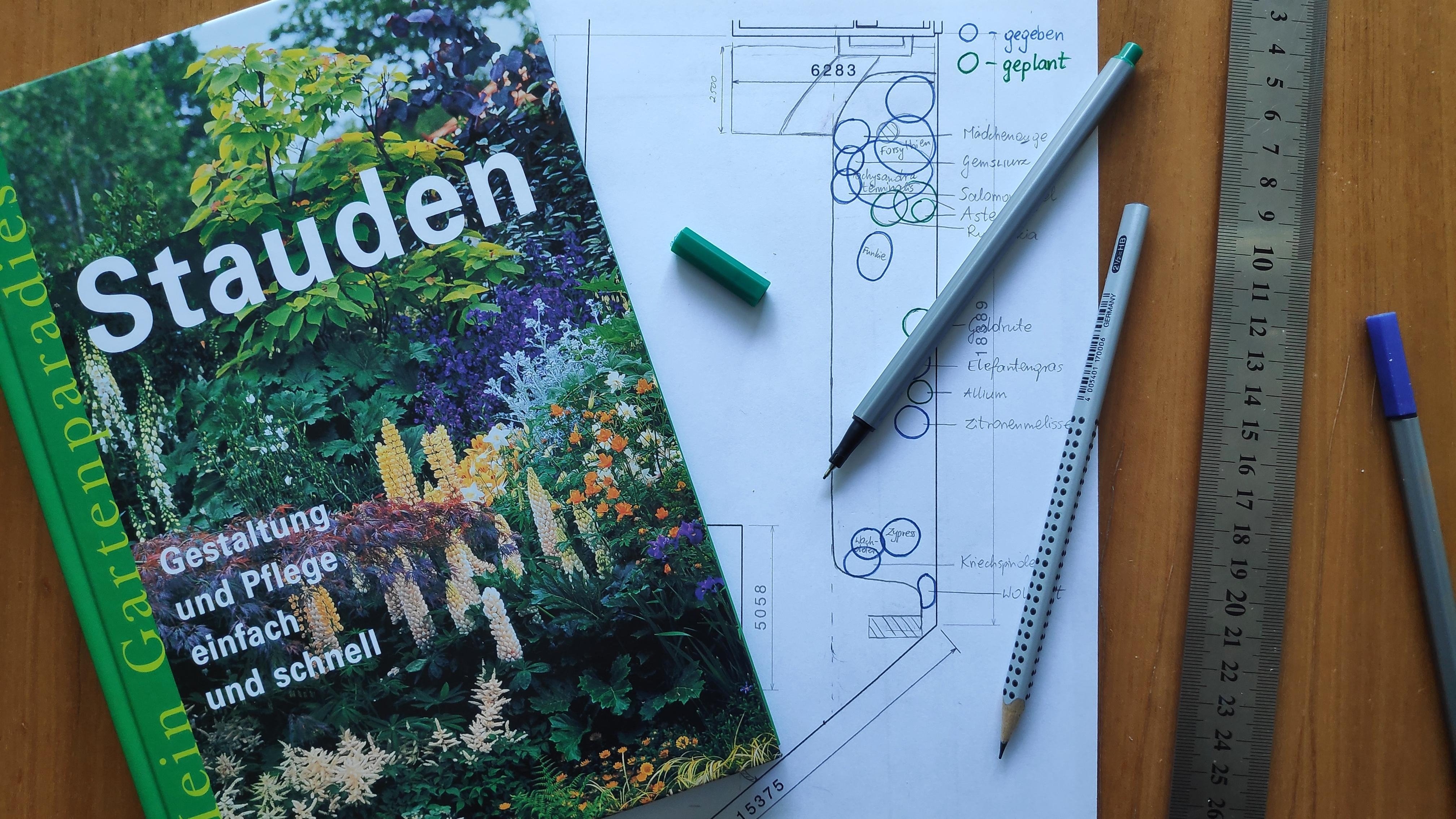 .Das gute alte Buch.
#Stauden #Planung #Gartenplanung #Gartengestaltung #Pflanzen #Experimentierfreude #StiftundPapier