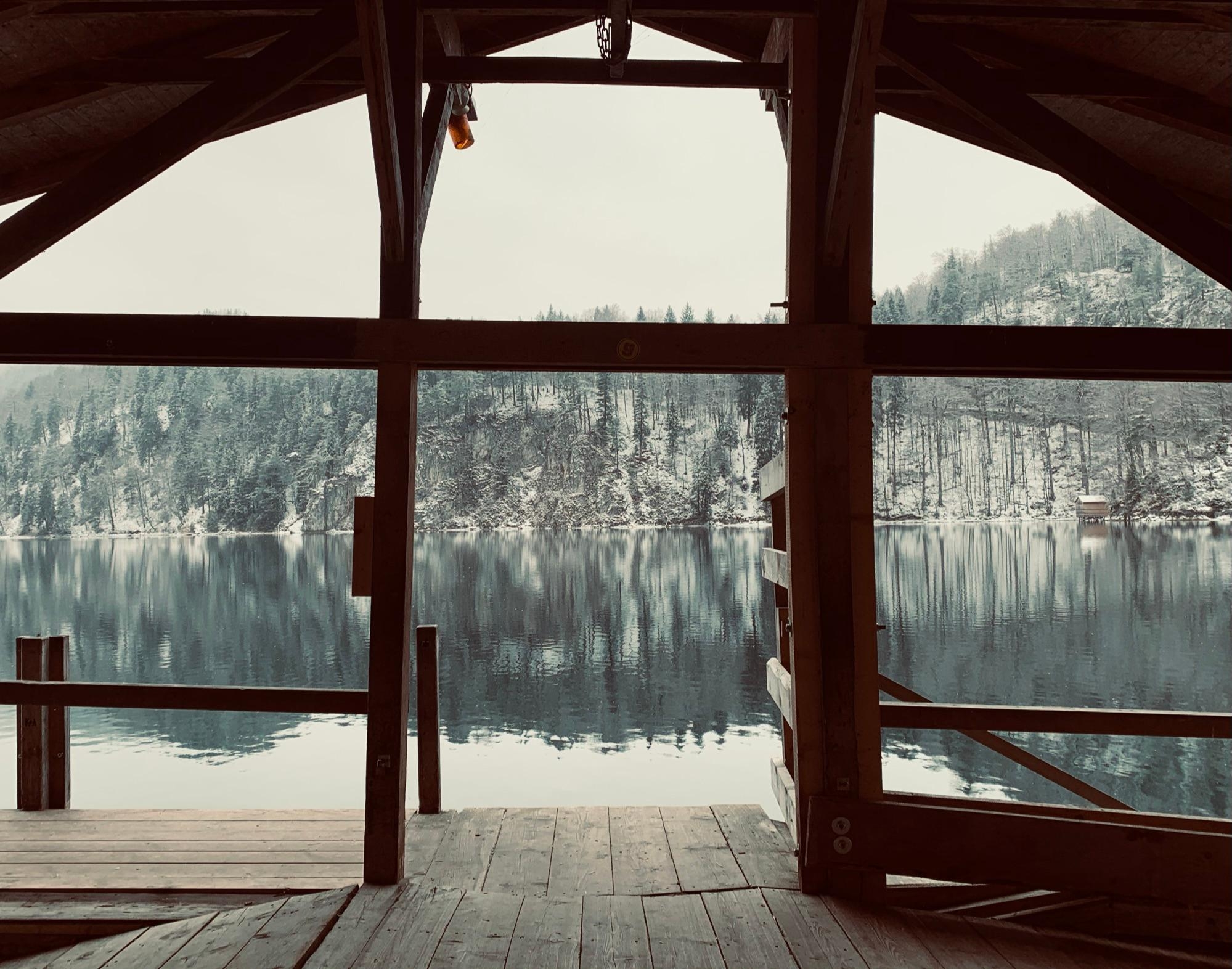 Das Haus am See.. da würd ich s mir doch glatt gemütlich machen bei dem Ausblick #winterwonderland #stille