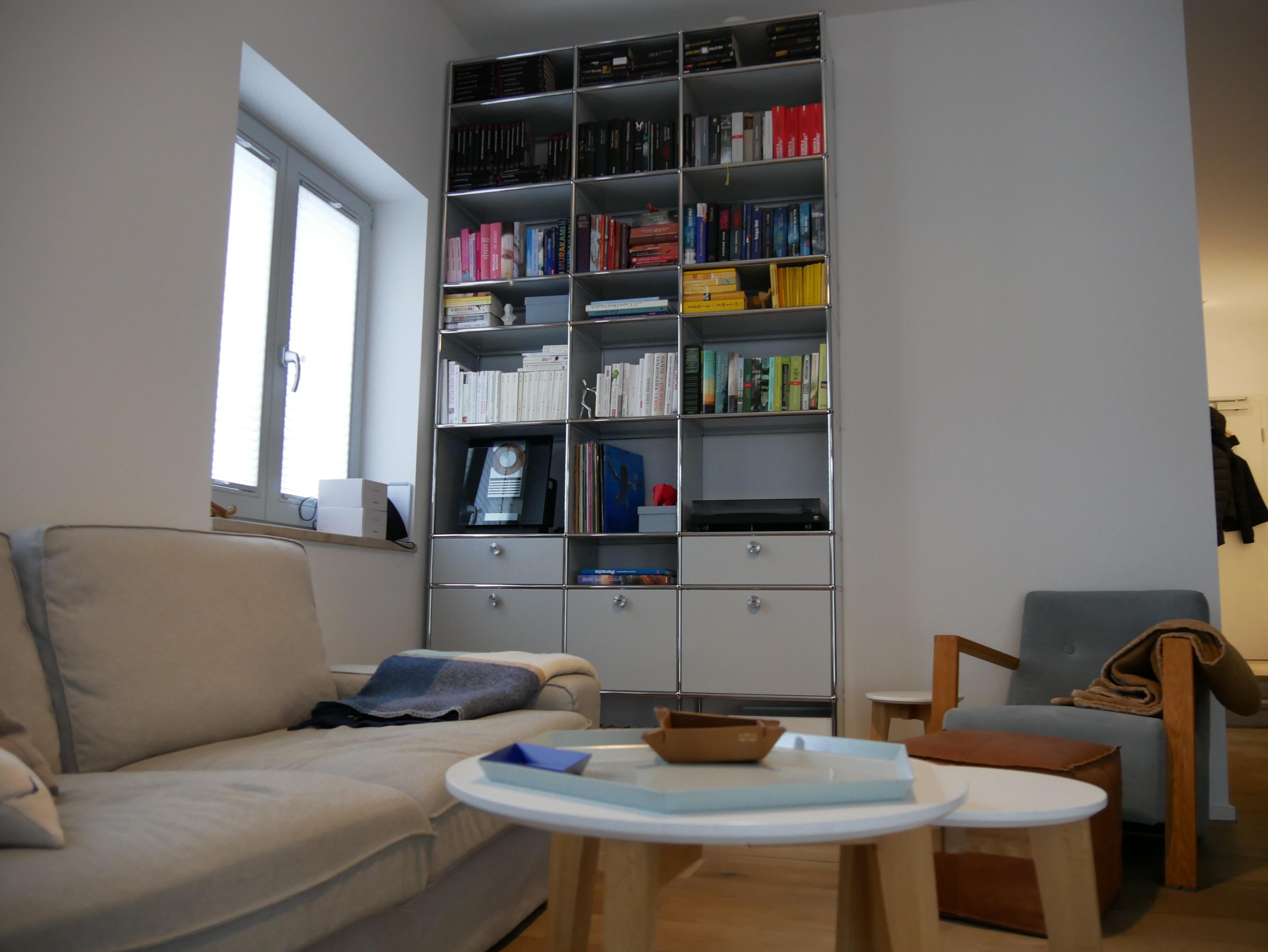 Das Herzstück unseres Wohnzimmers ist das Bücherregal. #usm #hay #wohnzimmerinspo #bücherregal #altbauliebe #tinyhome
