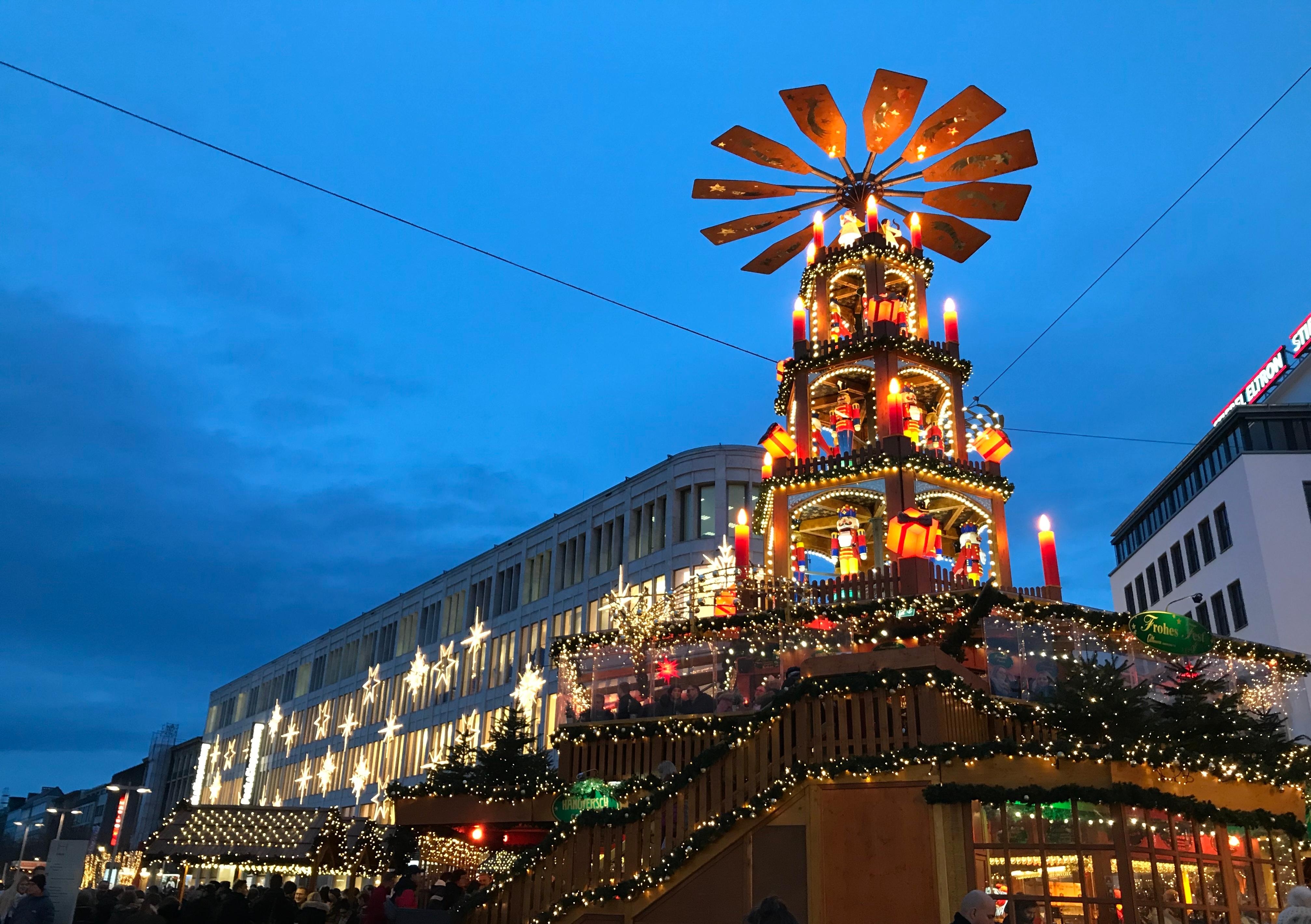 Das ist die 18 Meter hohe Weihnachtspyramide in Hannover ⭐️
#Weihnachten #Hannover