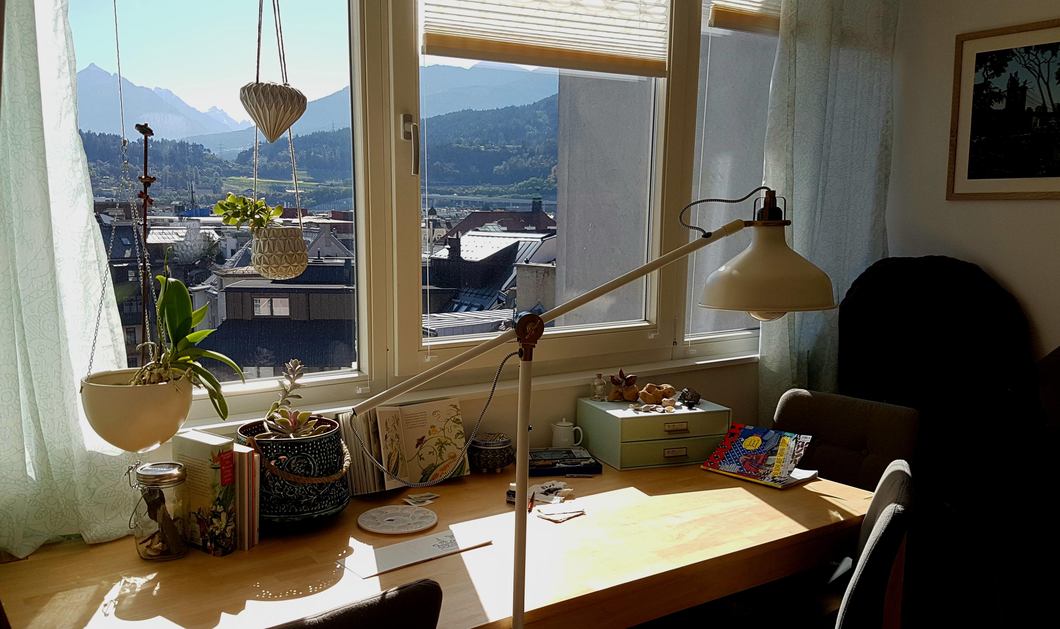Das ist mein perfekter, heller Arbeitsplatz mit einer einmaligen Bergkulisse, fehlt nur noch das perfekte Notebook 😁