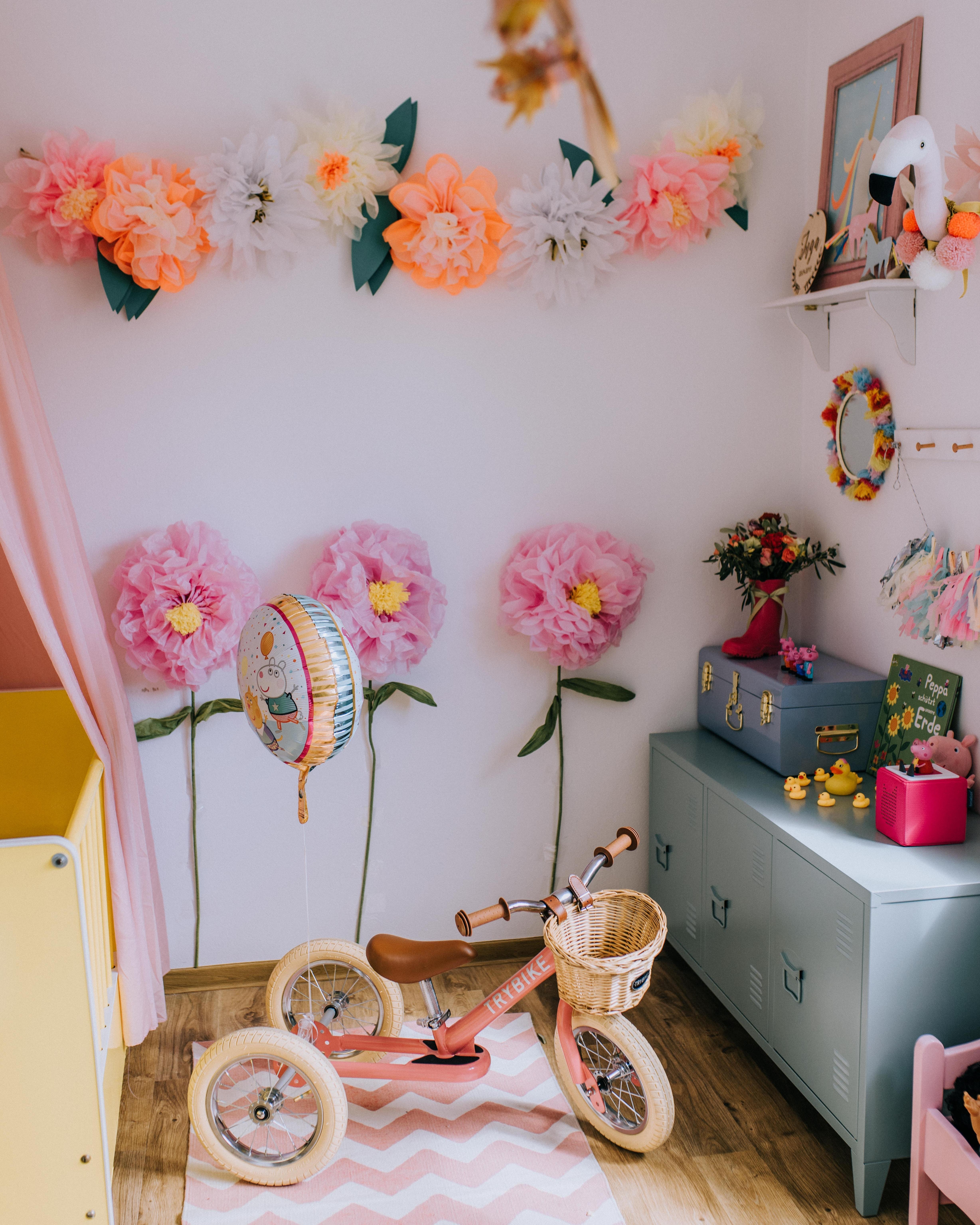 Das Kinderzimmer habe ich mit ein paar Papierblumen aufgehübscht #couchstyle #couchliebt #kinderzimmer #kids #blumen