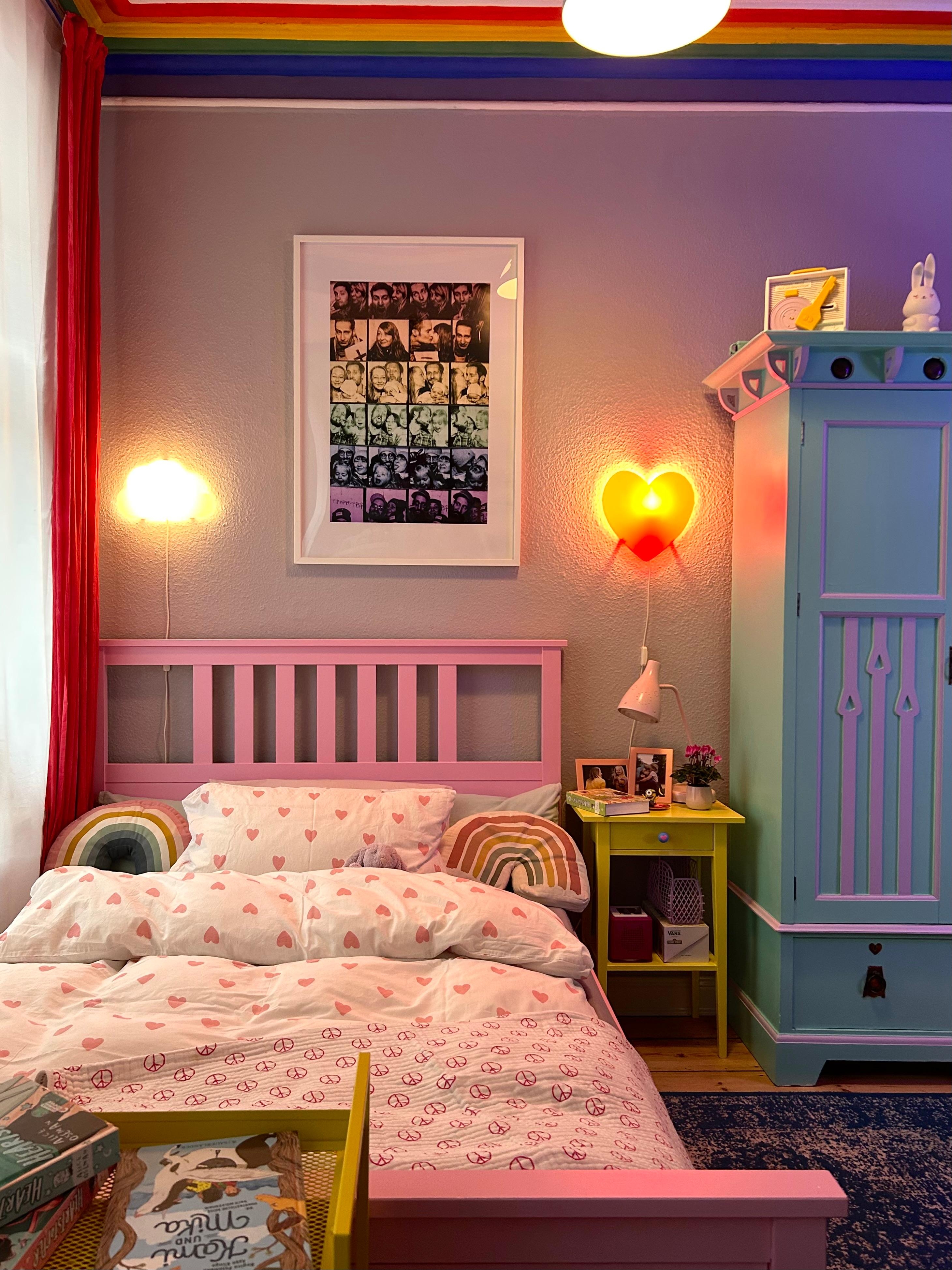 Das #kinderzimmer hat ein komplettes Makeover erhalten. Hochbett raus und dafür unser altes #hemnes Bett in pink lackiert, unseren alten Nachttisch in gelb und gestrichen