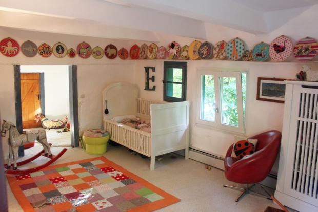 das Kinderzimmer mit selbst genähten Tierbildern im Stickrahmen #homestory