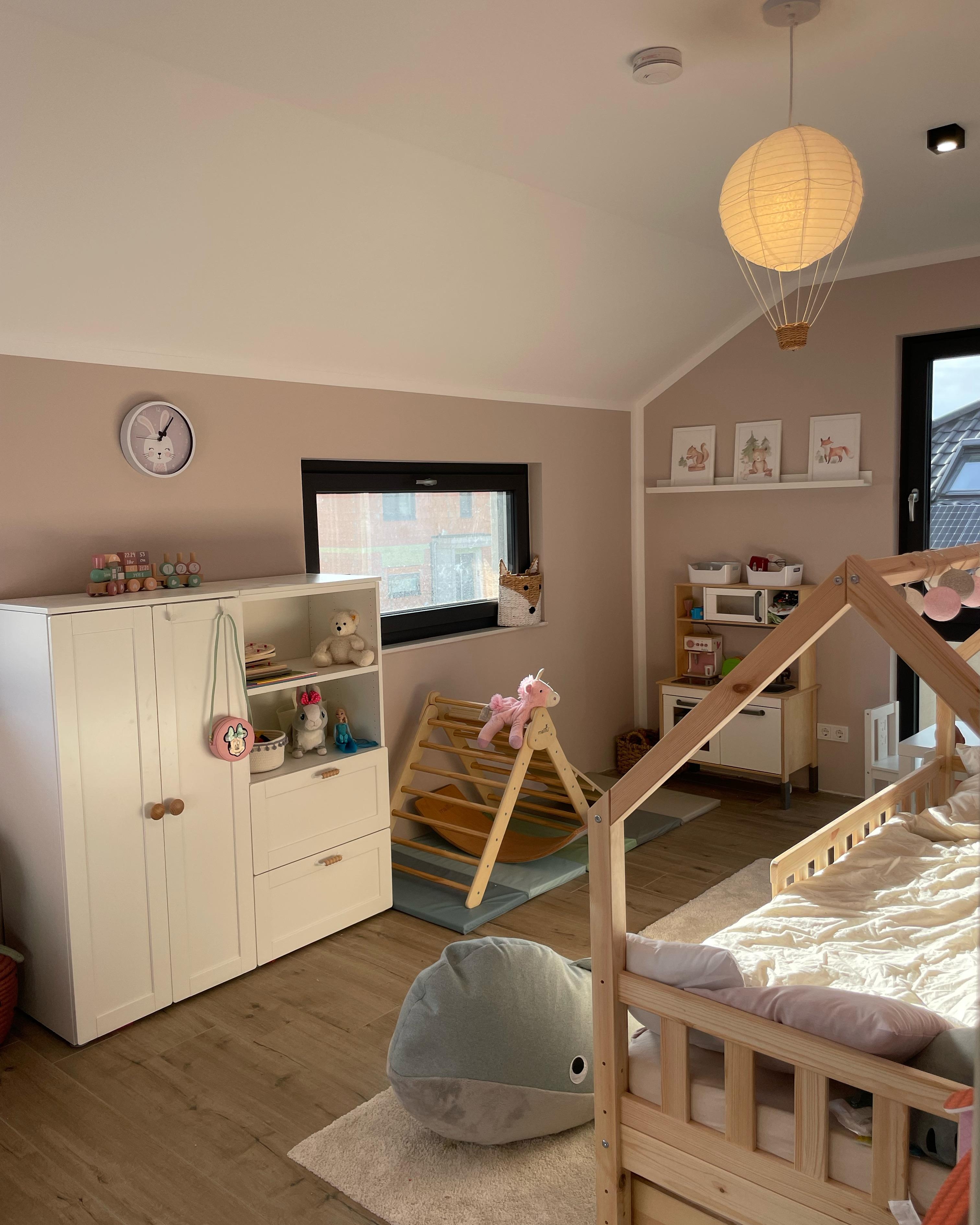 Das #Kinderzimmer wird immer wohnlicher 🥰 
#mädchenzimmer #interior #inneneinrichtung #mädchenmama #ikea #hausbett #diy