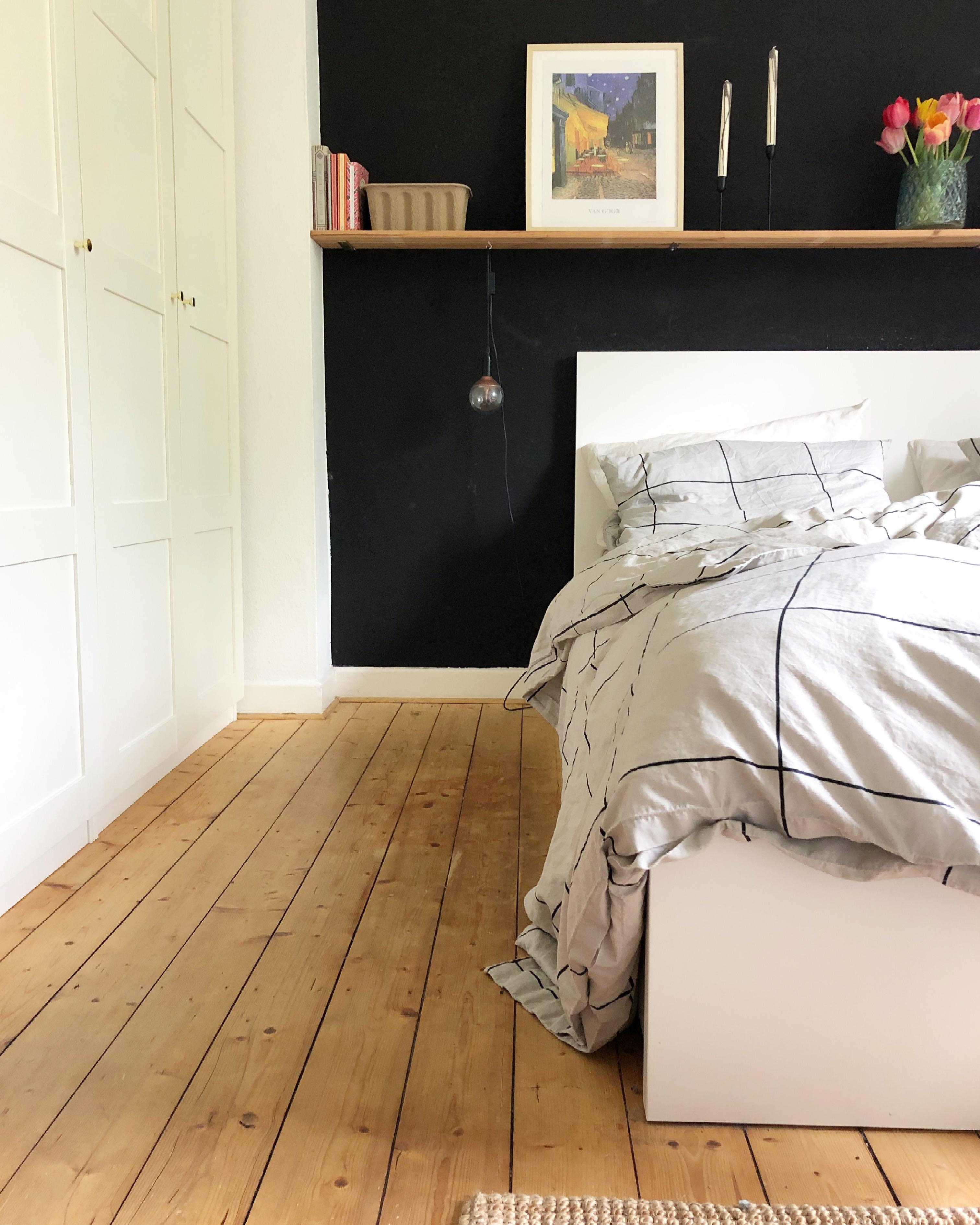 Das letzte Bild mit der schwarzen Wand! #bedroom #schlafzimmer #nordicstyle #skandinavianstyle #schlafzimmerideen 