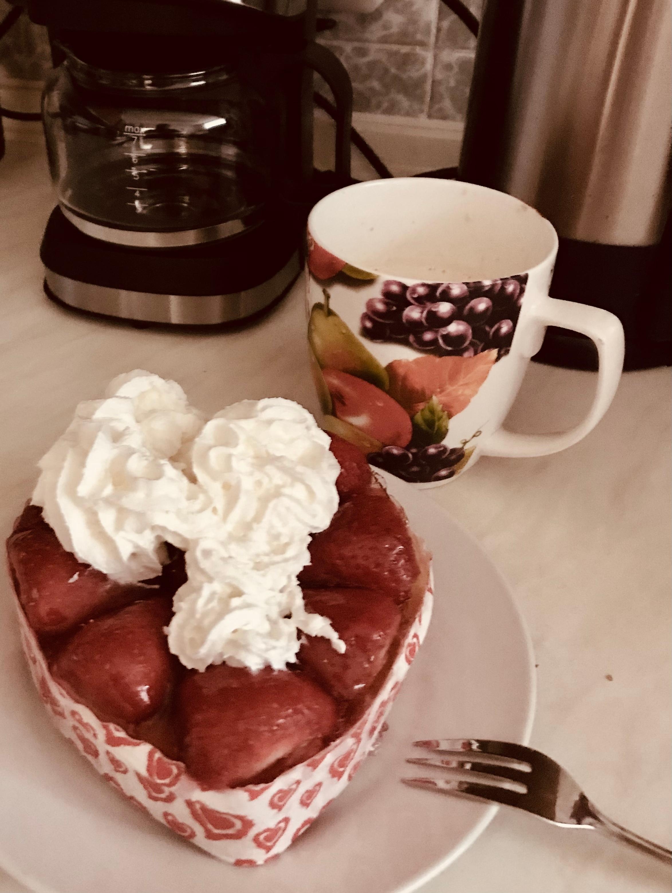 Das musste heute Nachmittag sein 😋 nur für mich!
#erdbeeren #kuchen #kaffee #küche #wochenende