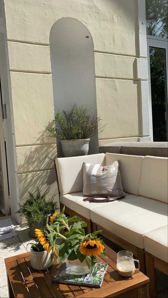 Das neue Lounge-Sofa auf unserer Süd-West-Terrasse ist unser liebster Ort für Tagträumerin und Double Espressos! 