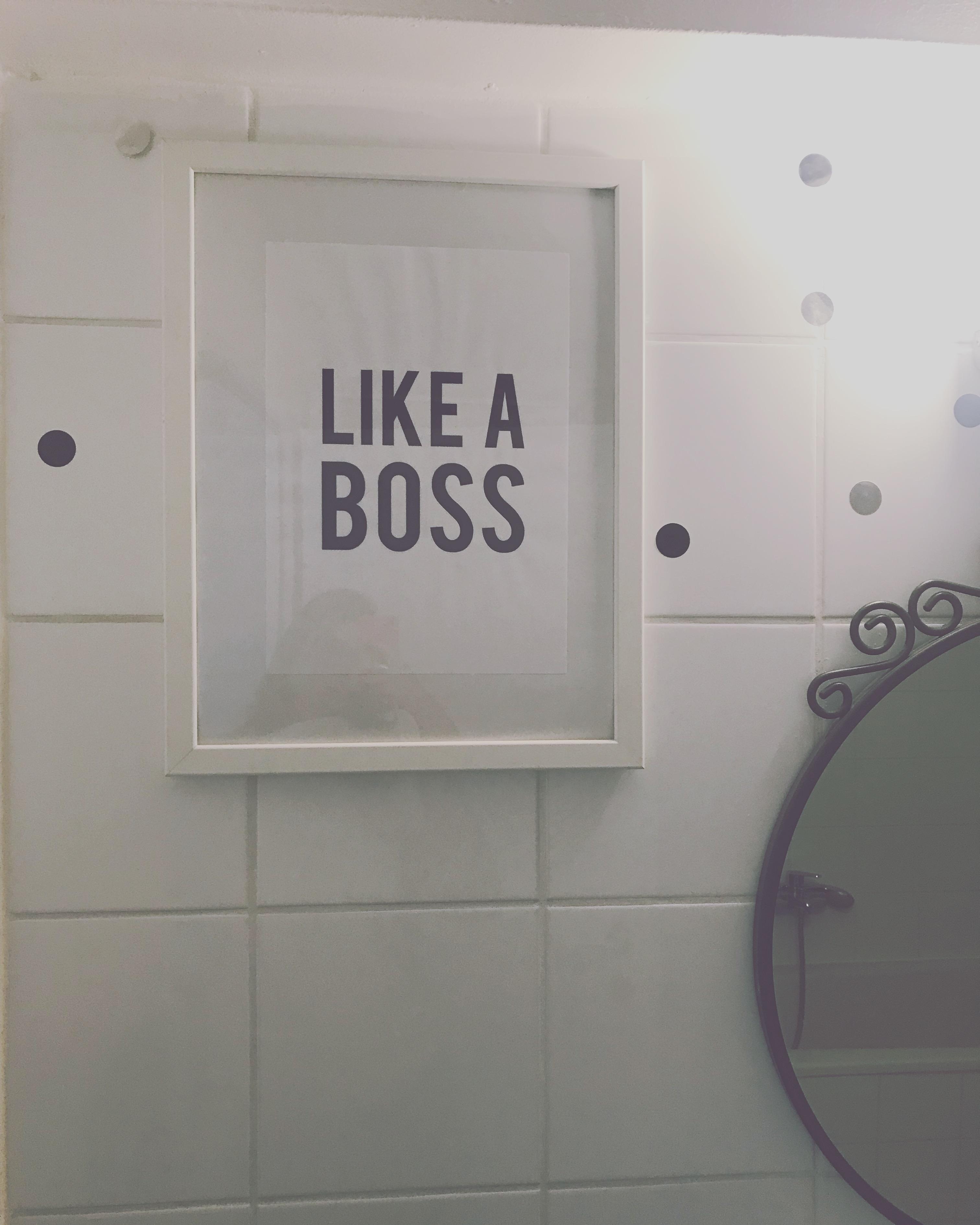 Das perfekte Bild für den richtigen Blick in den Spiegel im
Bad 😅 #blackandwhite #selflove #minimalism