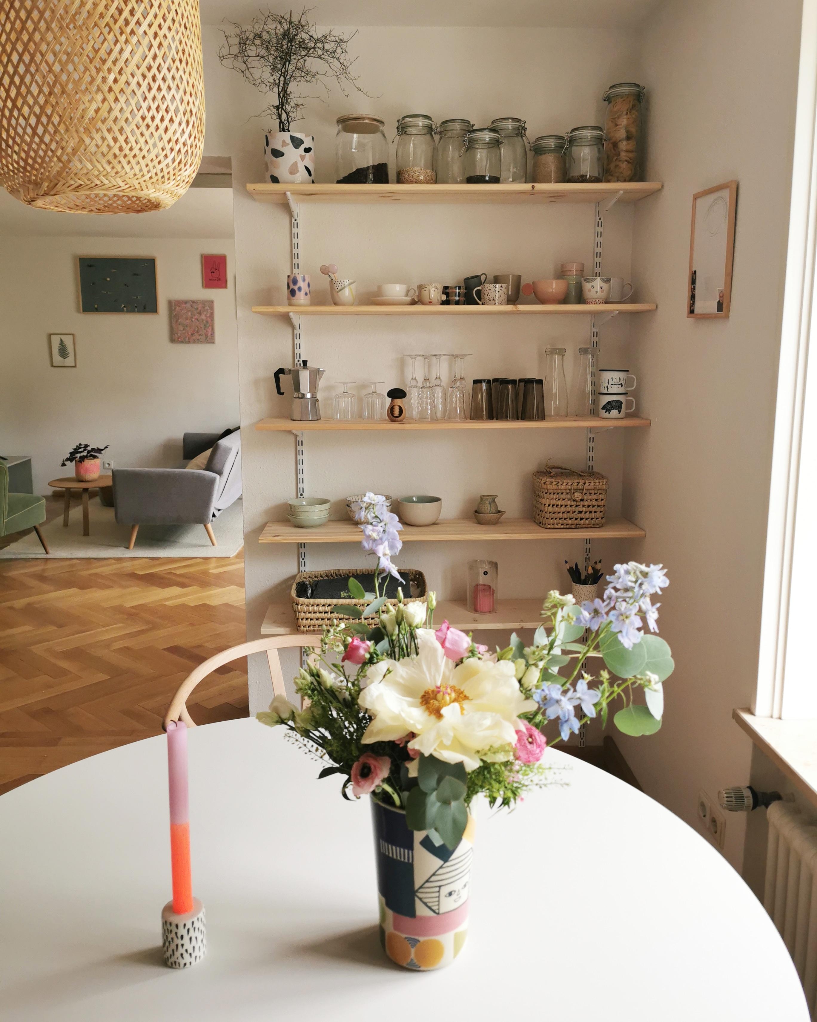 Das Regal mag ich sehr gerne. Simpel, praktisch und schön.
#kitchen #shelfie #flowers