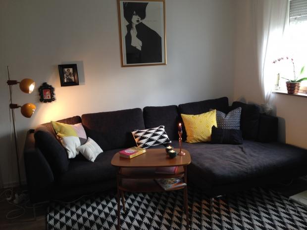 Das riesige Sofa mit dem alten Beistelltisch der Oma. #homestory
