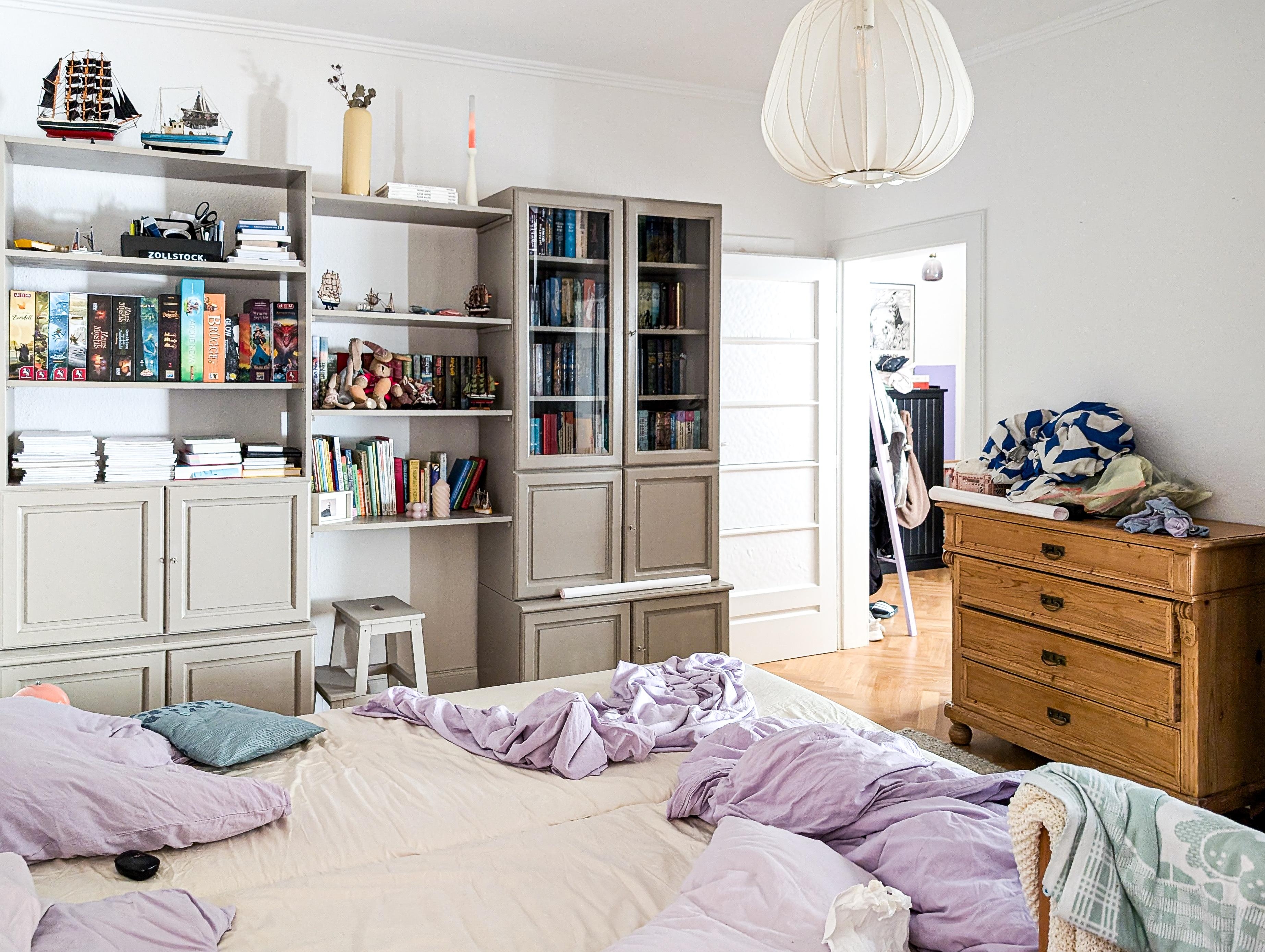 Das #schlafzimmer musste ohne Kleiderschrank umziehen, dafür mit unserem tollen #bücherregal von der Oma mit neuem Anstrich (oder heißt es Anlack?)