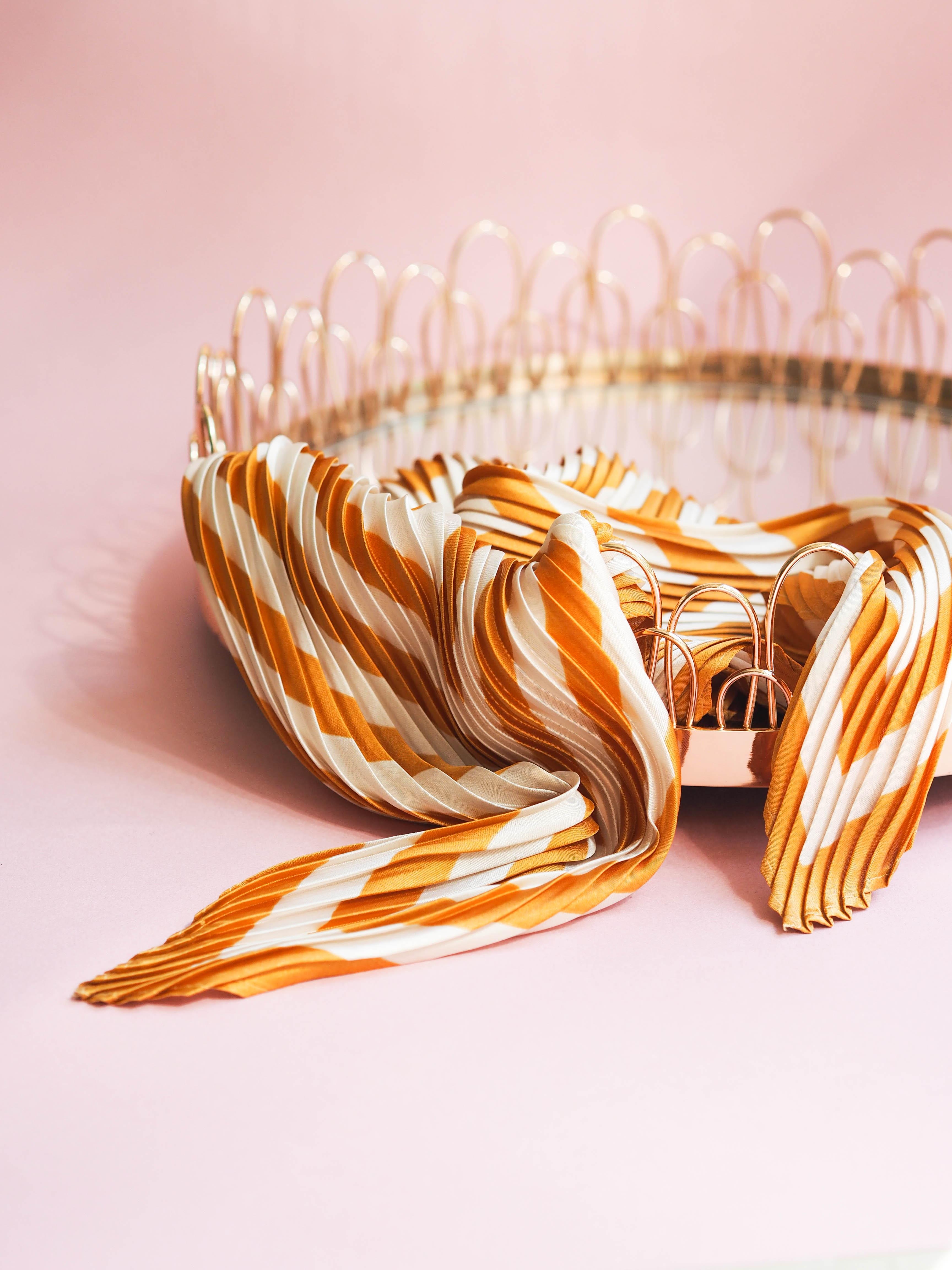 Das schöne plissierte Stück von Reserved lässt sich um den Hals oder als #haarband tragen #beautylieblinge #reserved