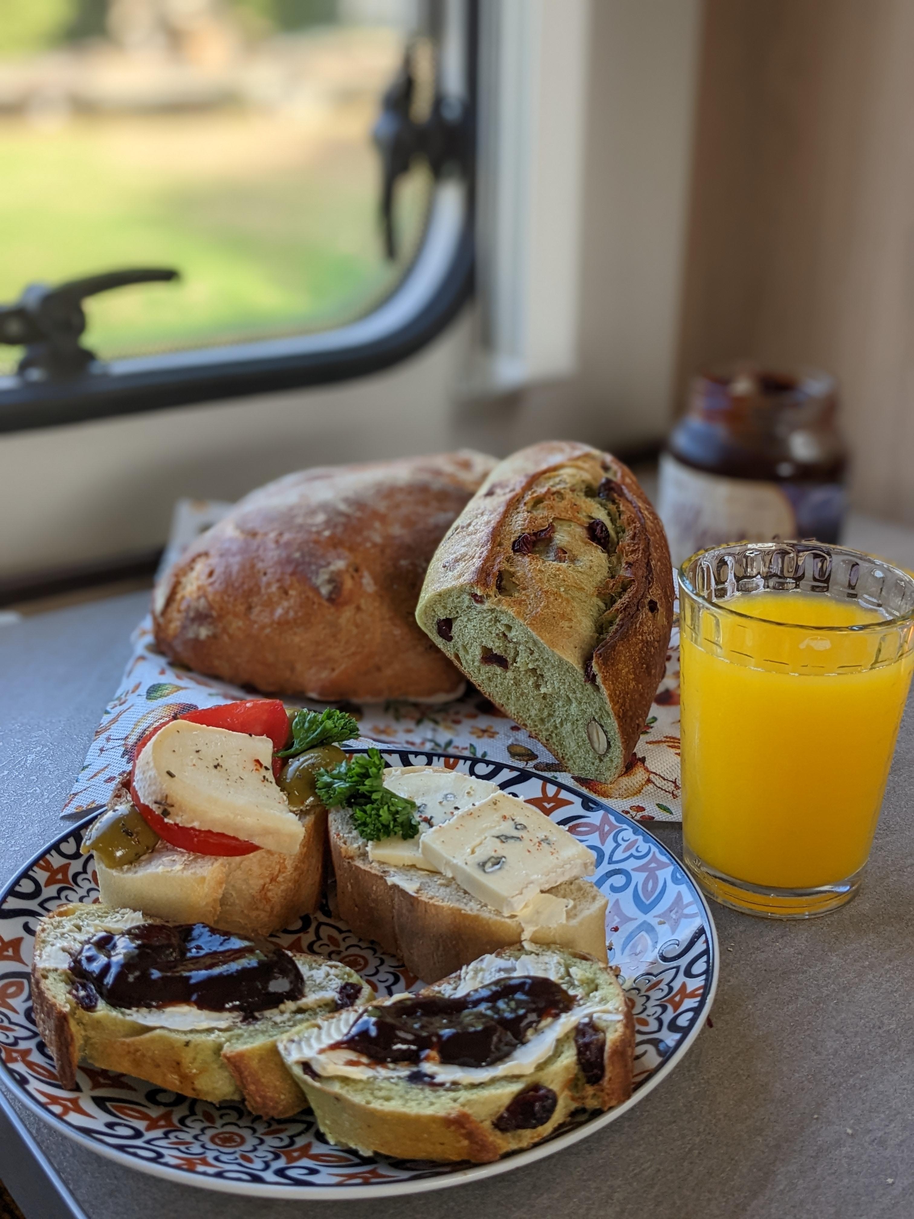 Das simple Leben. Frühstück im Wohnmobil.☕🏕️
#vanlife #camping #van #wohnmobil #frühstück
