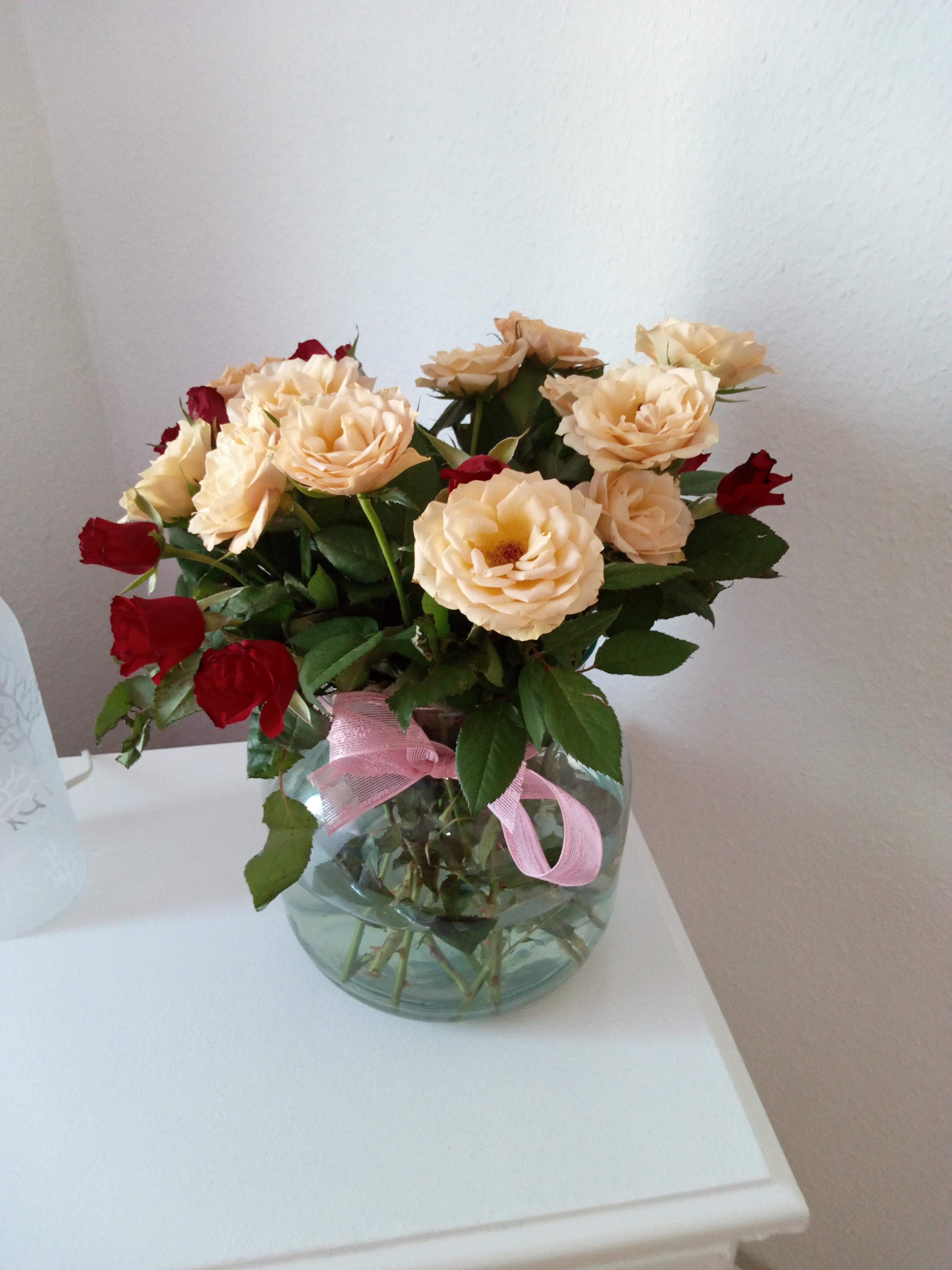 Das sind meine schönen Blumen die ich auf dem Tisch stehen habe