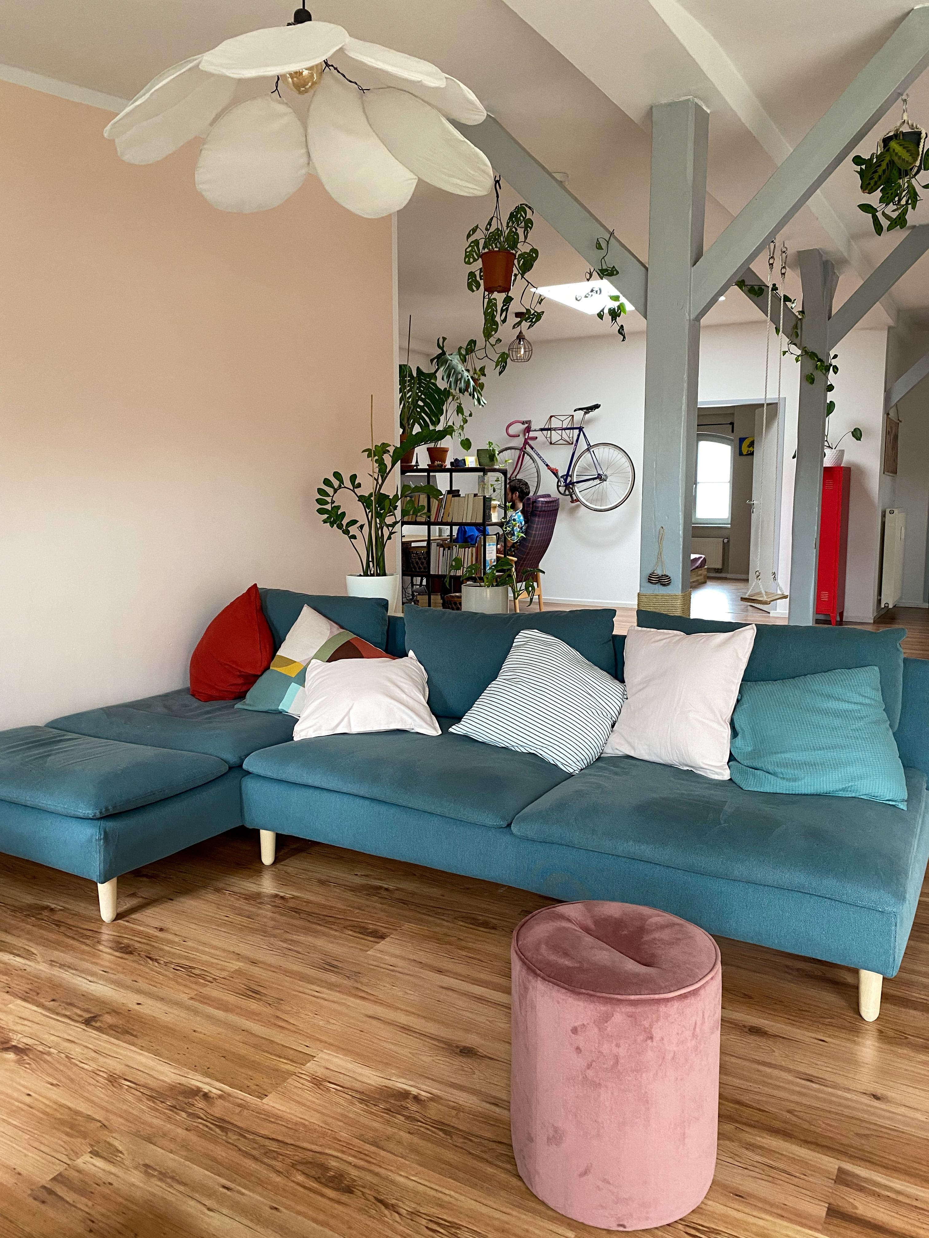 Das Sofa wurde am Wochenende nochmal neu positioniert und ich mag den Blick total.
#sofa #wohnzimmer #farbenfroh