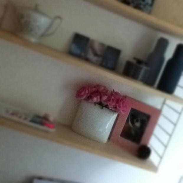 Das "String"-Regal in der Küche dekoriere ich besonders gerne mit frischen Blumen und der alten Teekanne meiner Oma. #homestory