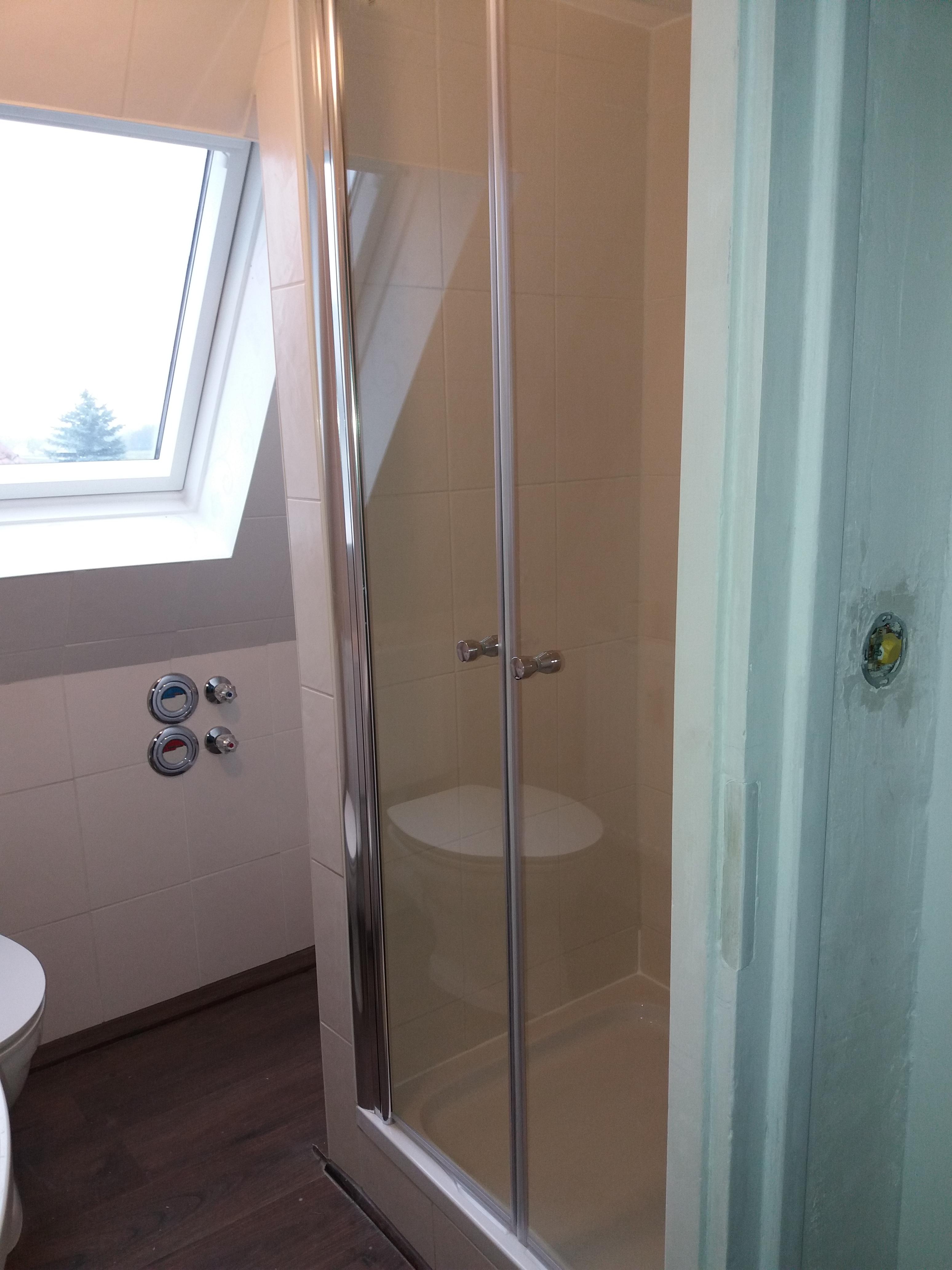 Das war Tüftelei: Dusche, WC und Waschbecken auf 1,38 qm unter der Dachschräge (Glastüren 180cm) #bad #livingchallenge
