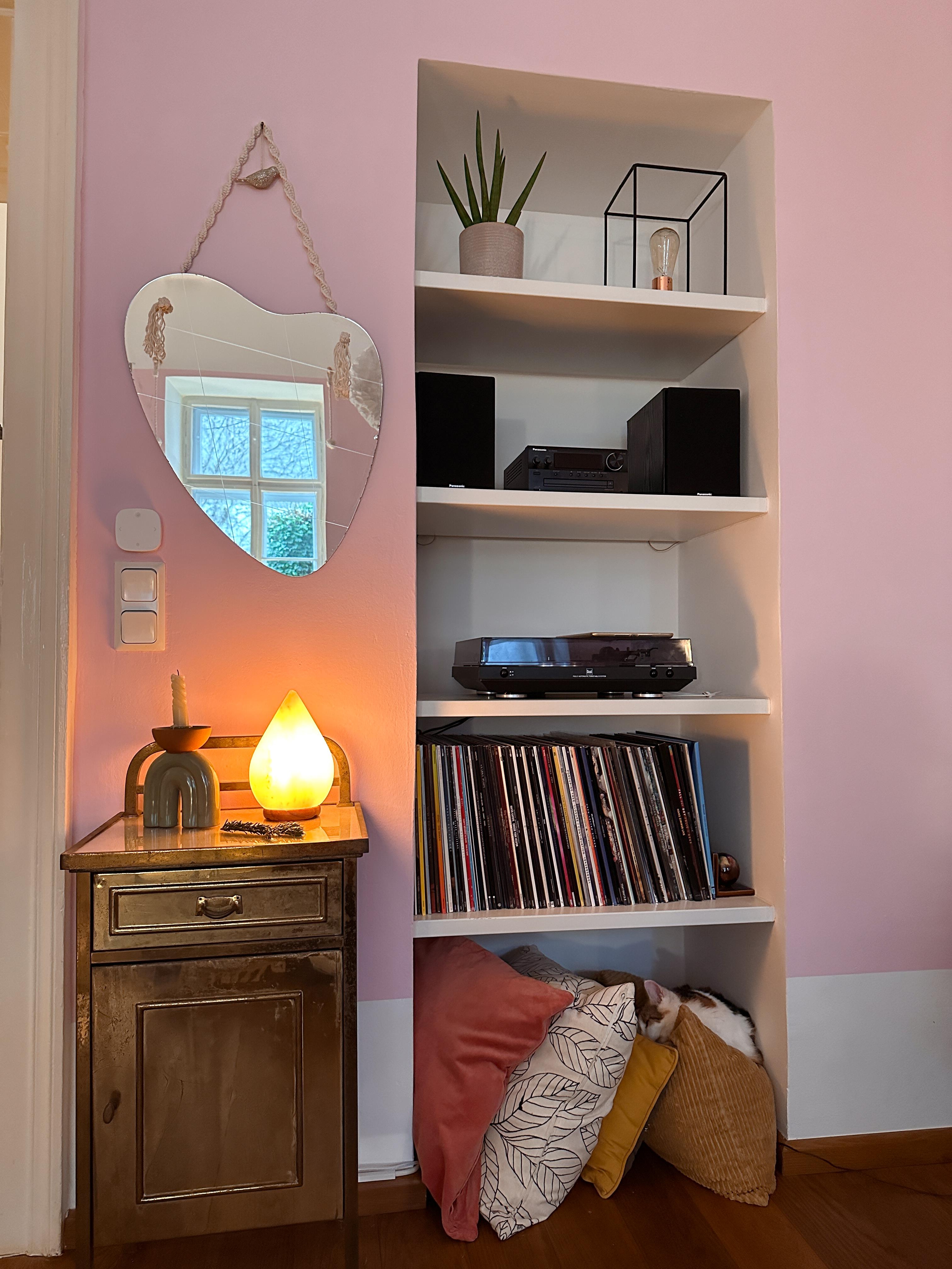 Das warme Licht der Salzlampe mag ich besonders ✨

#cozy #cozyhome #pink #wandfarbe #regal #shelfie #spiegel #altbau #gemütlich #abendlicht