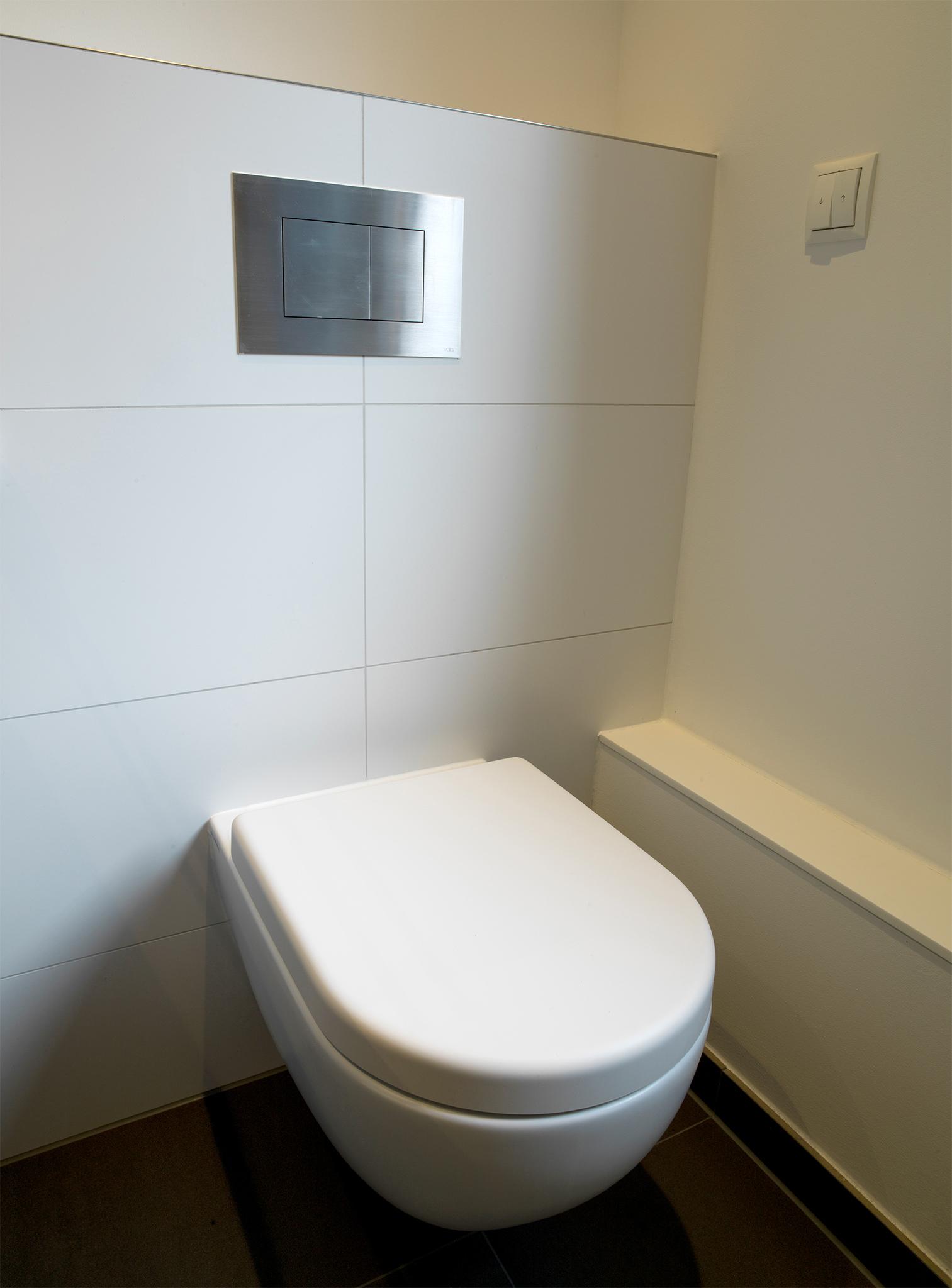 Das WC: Schlicht und funktional #badezimmer #duschbad #ebenerdigedusche #doppelwaschtisch ©HEIMWOHL GmbH