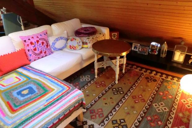 Das Wohnzimmer, - Couch und Teppich von Ikea, der Rest ein buntes Durcheinander vom Flohmarkt #homestory