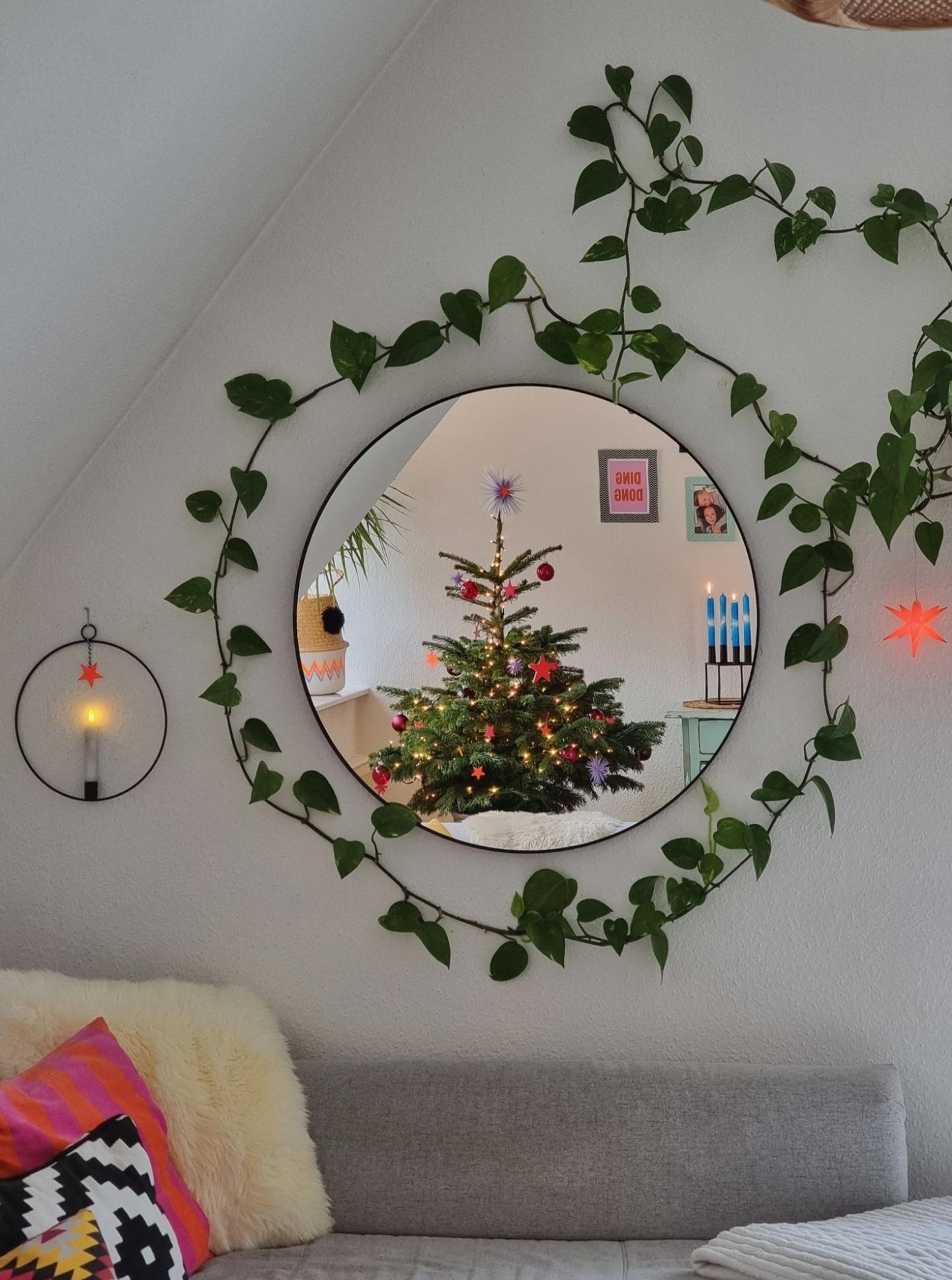 Das #Wohnzimmer im #Lichterglanz #Weihnachtsbaum #Herrnhuterstern #Kerzenlicht #colorful #Weihnachtsdeko #Hygge #Weihnachten kann kommen 💫