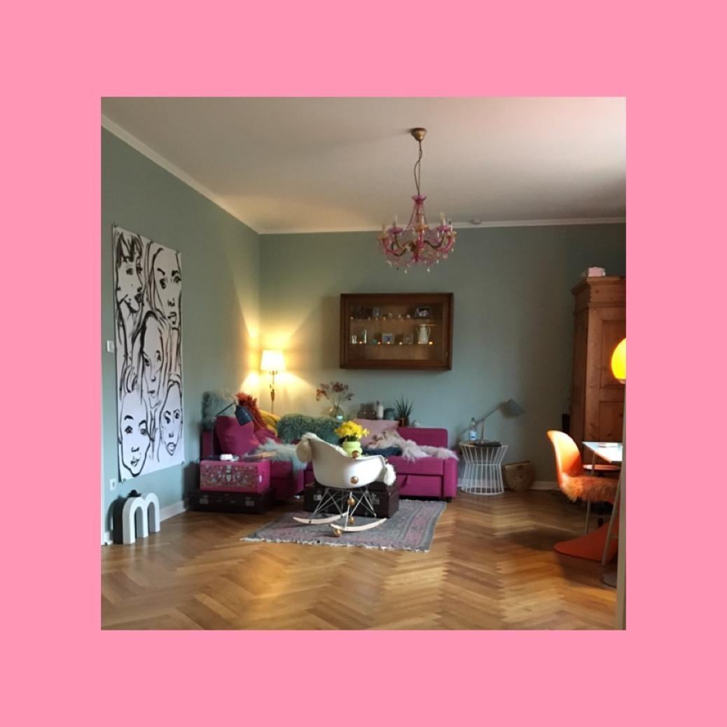 Das Wohnzimmer Ist ein Mix aus verschiedenen Stilrichtungen und glänzt mit Farbvielfalt