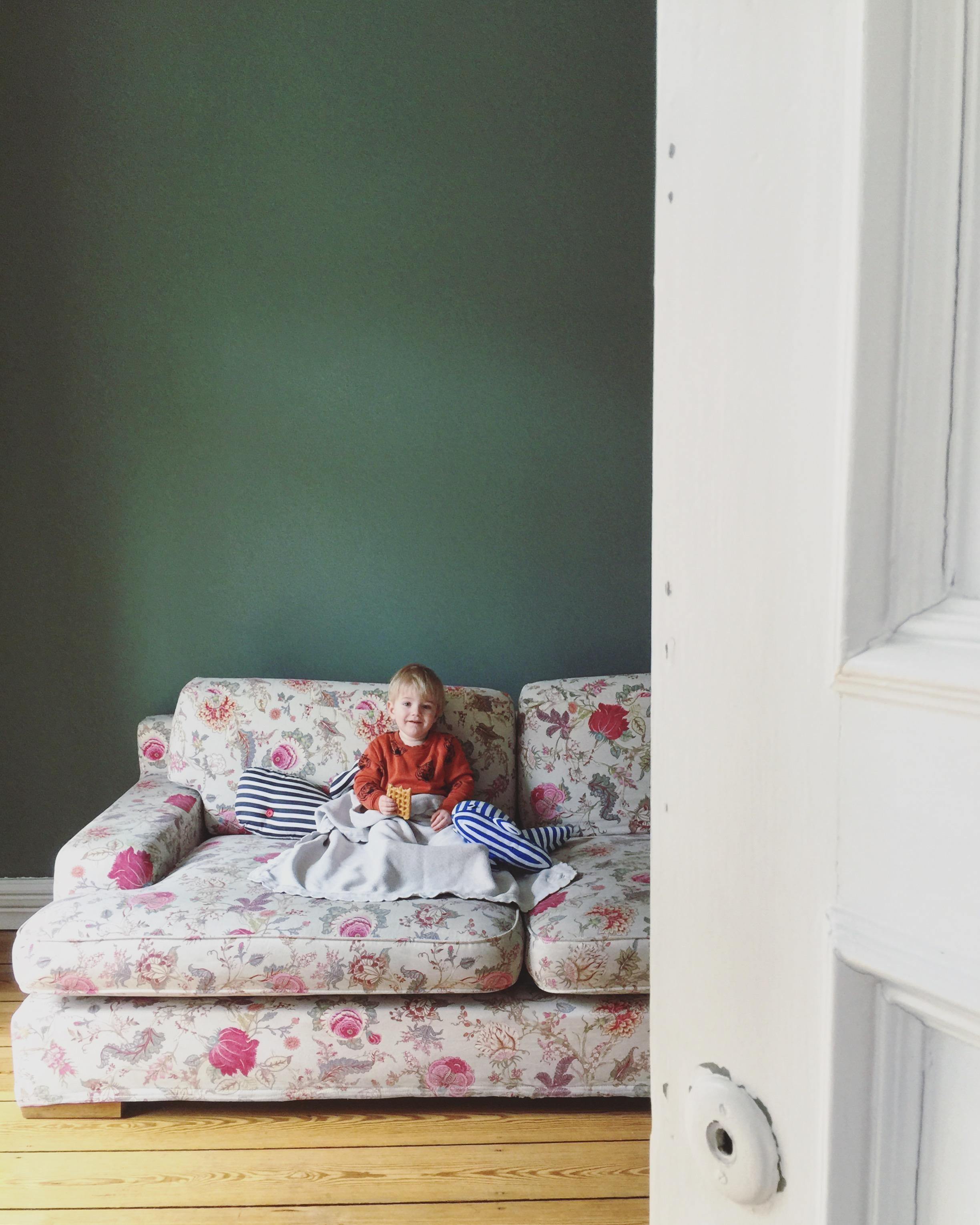 Das #wohnzimmer ist jetzt grün und die Raufasertapete endlich ab! #interior #cozy #couchstyle #bunteszuhause