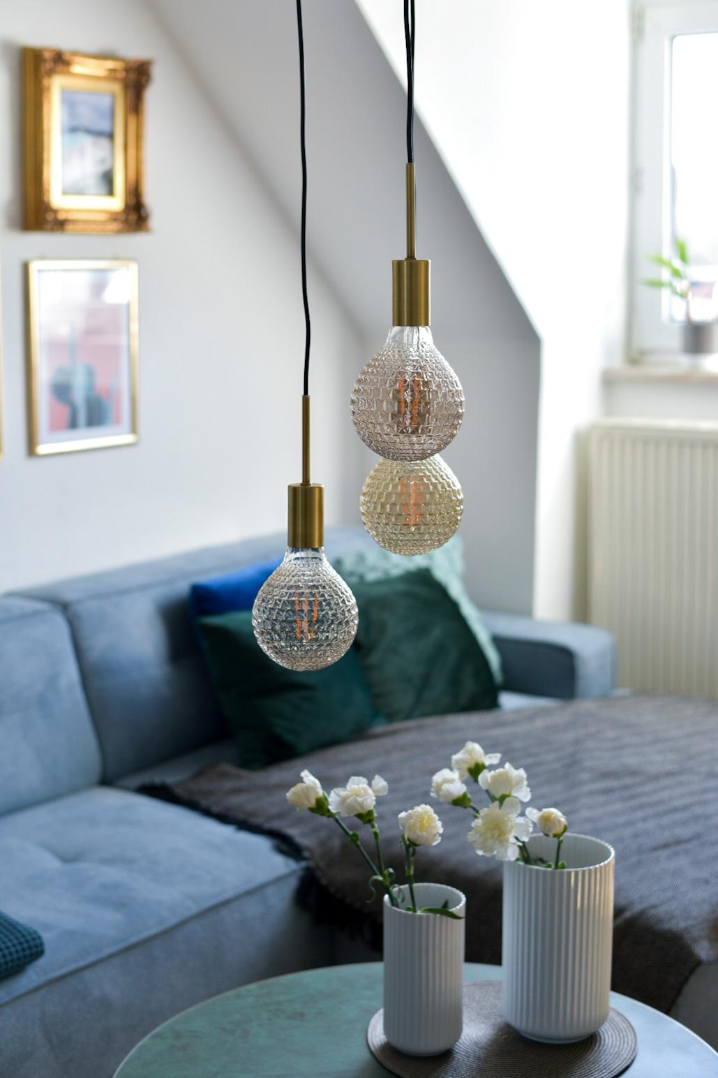 Das Wohnzimmer ist nun so gut wie fertig 🥰 #nordlux Lampe, #livinsplit Sofa in Blaugrau, #lyngby Vasen, home24 Glastisch