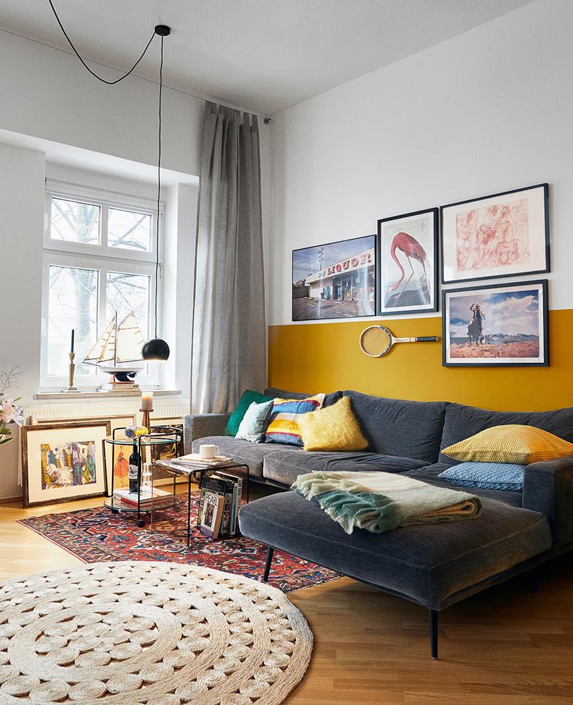 Das Wohnzimmer mit Sofa von BoConcept ist eine echte Wohlfühl-Oase 
#marienasemann #sowohnendiestars ©Anne Deppe