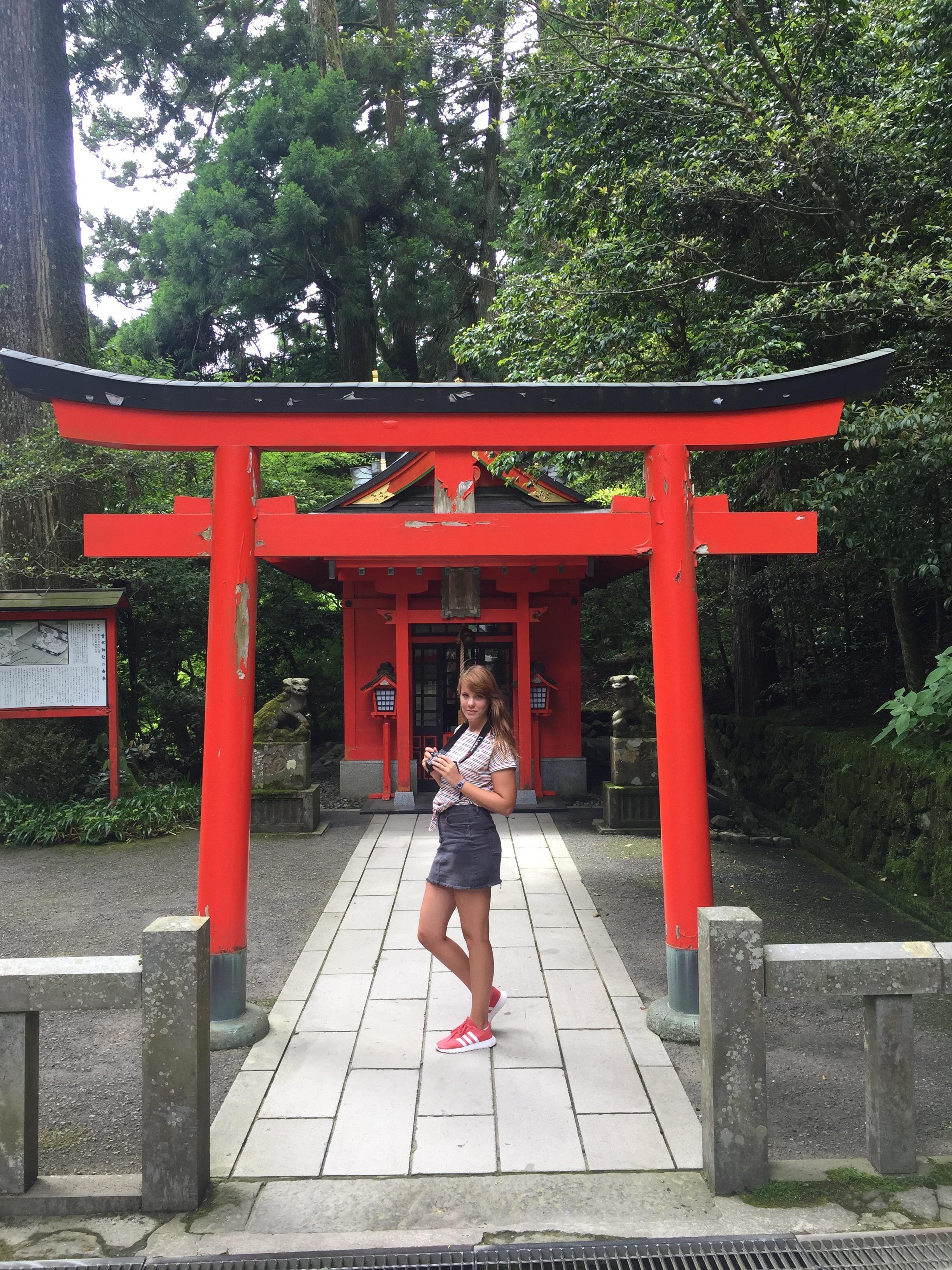 Daytrip an den Hakone-jinja Shrine #travel #japan #ootd #jeans #jeansrock #tshirt #streifen