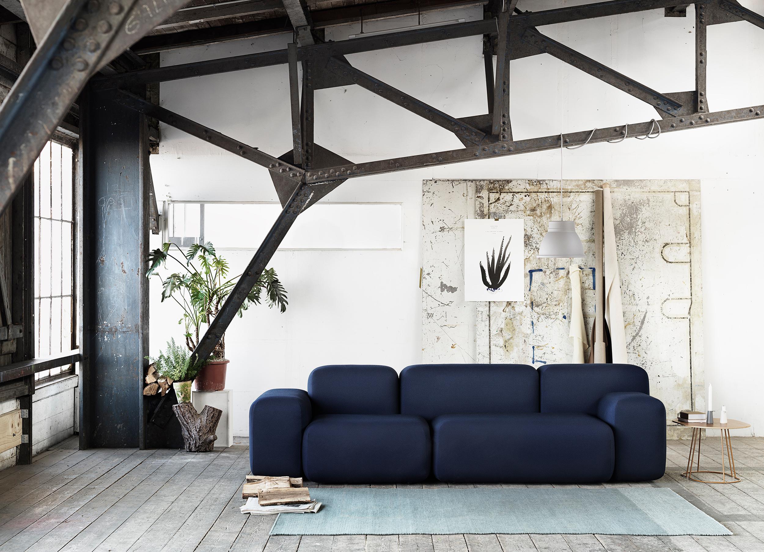 Deckenkonstruktion aus Metall #teppich #sofa #blauessofa ©Muuto