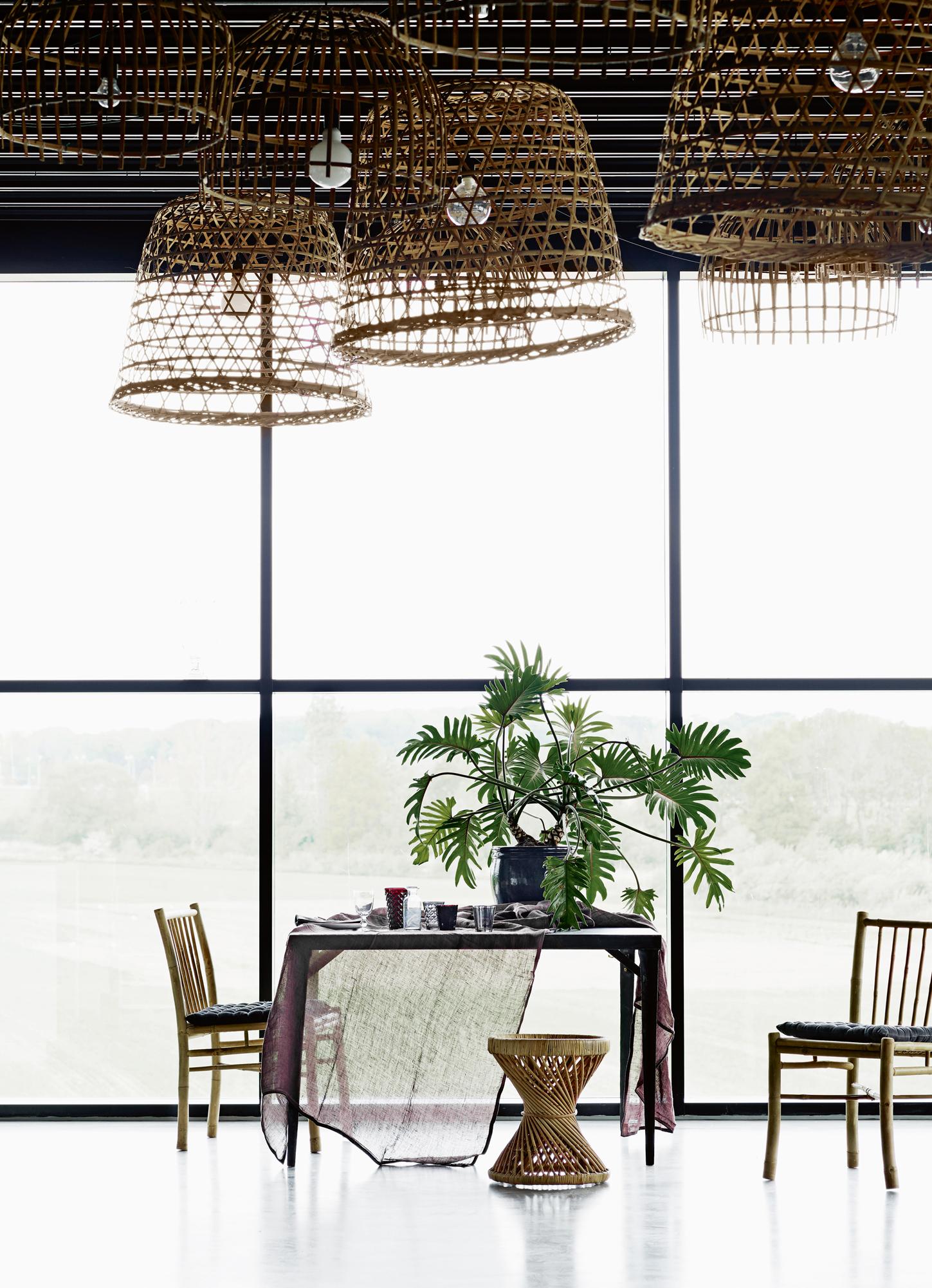 Deckenleuchten aus Korbgeflecht für einen natürlichen Look #esstisch #panoramafenster ©Tine K Home