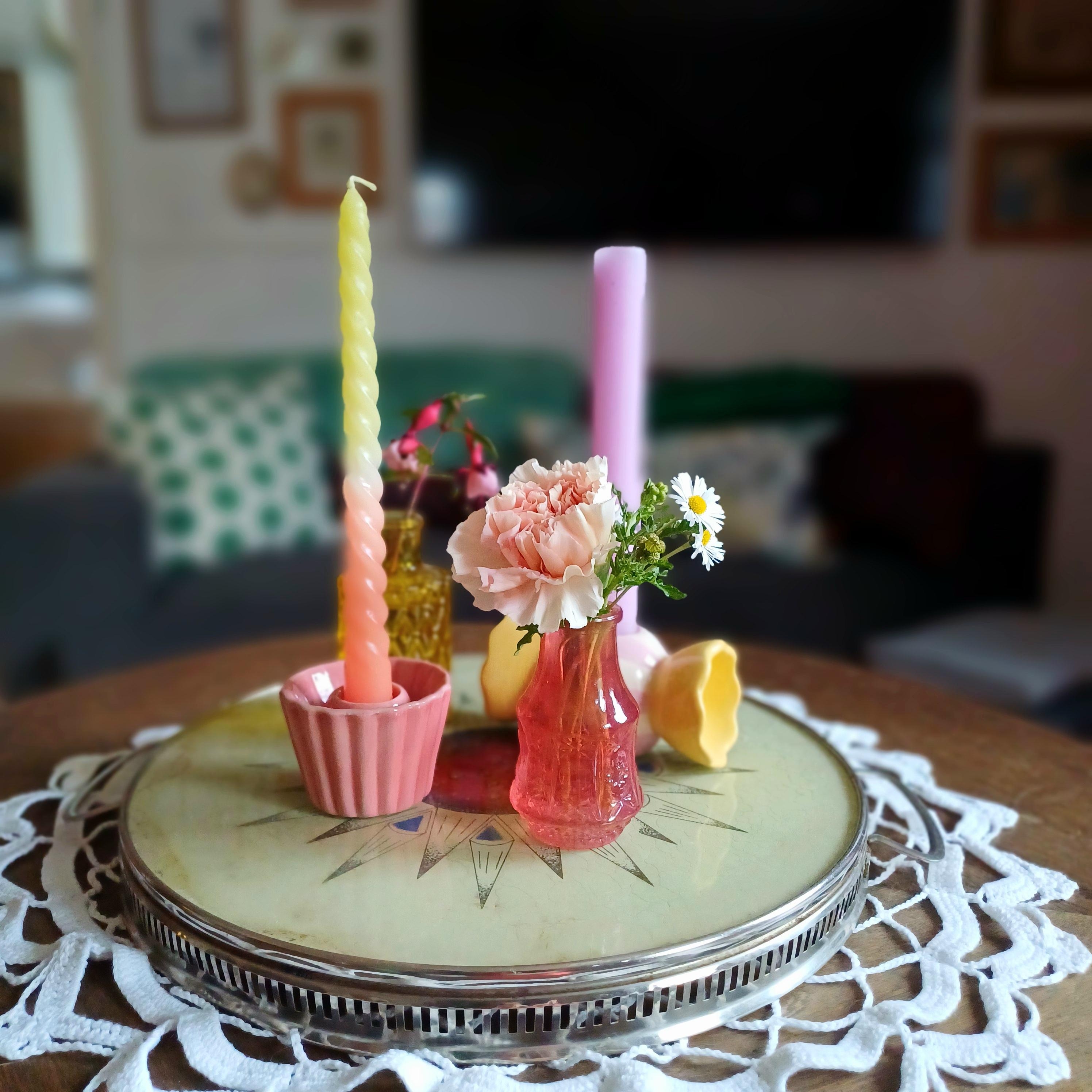 #Deko auf dem #Couchtisch #Kerzen #bunt #Wohnzimmer #Tablett #Minivase #Blumen 