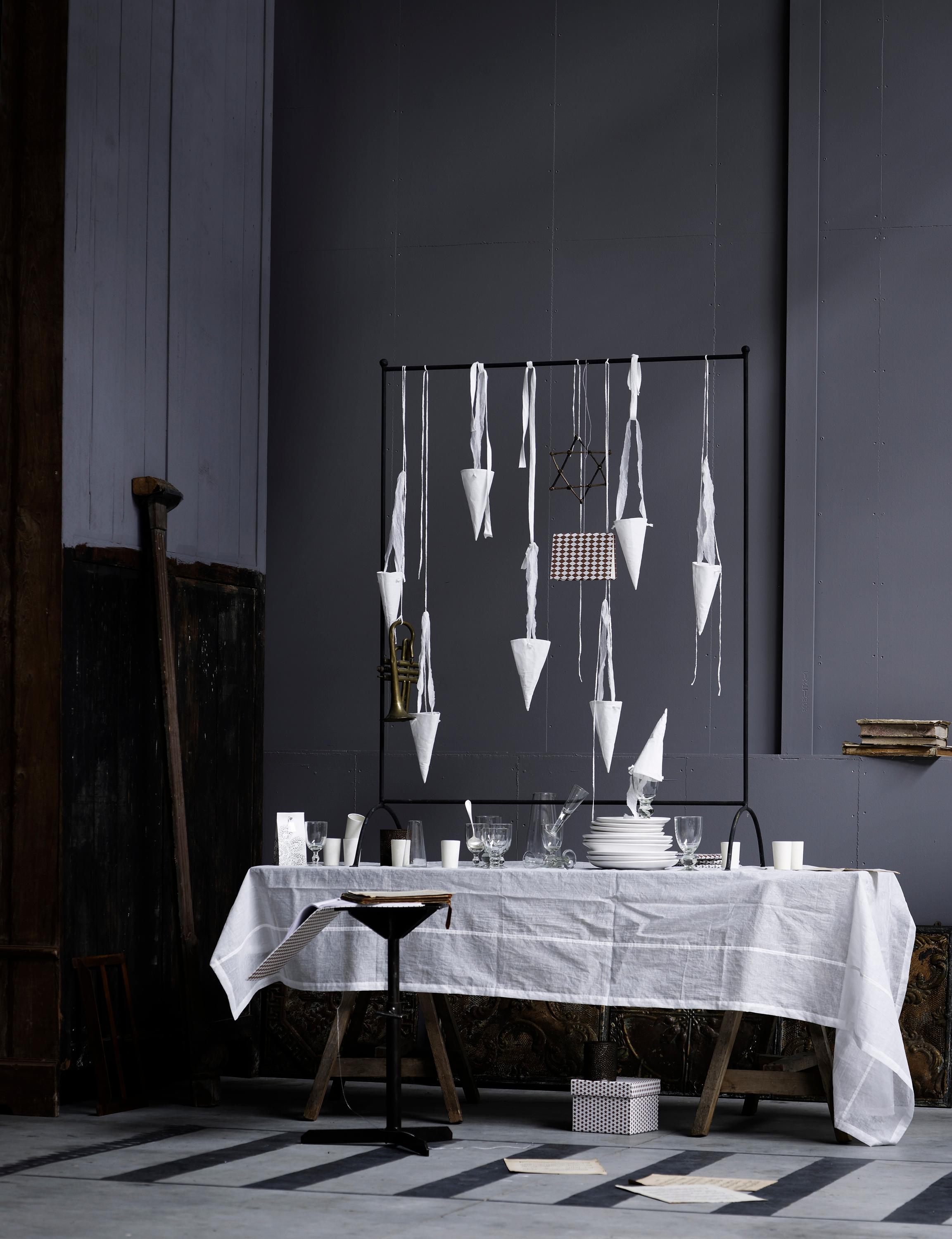 Dekoideen für die Festtafel #grauewandgestaltung #dekoidee ©Tine K Home