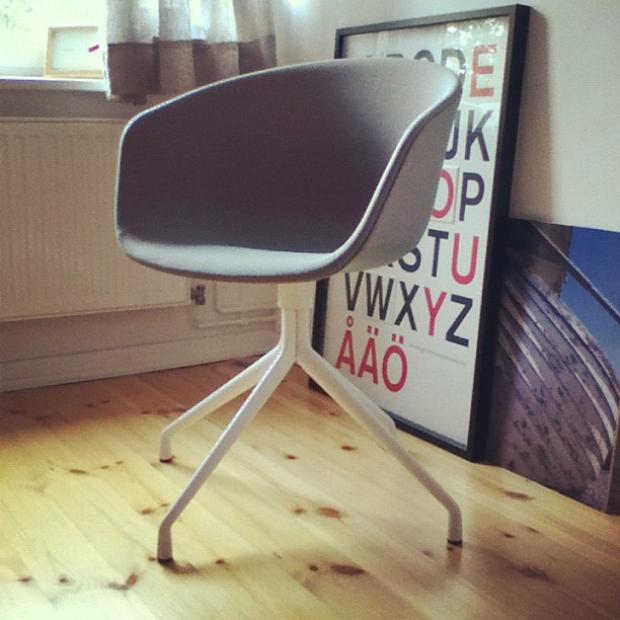 Den "About a Chair" habe ich mit einem grauen Kvadrat-Stoff beziehen lassen, der manchmal pink und manchmal auch türkies schimmert.  #homestory
