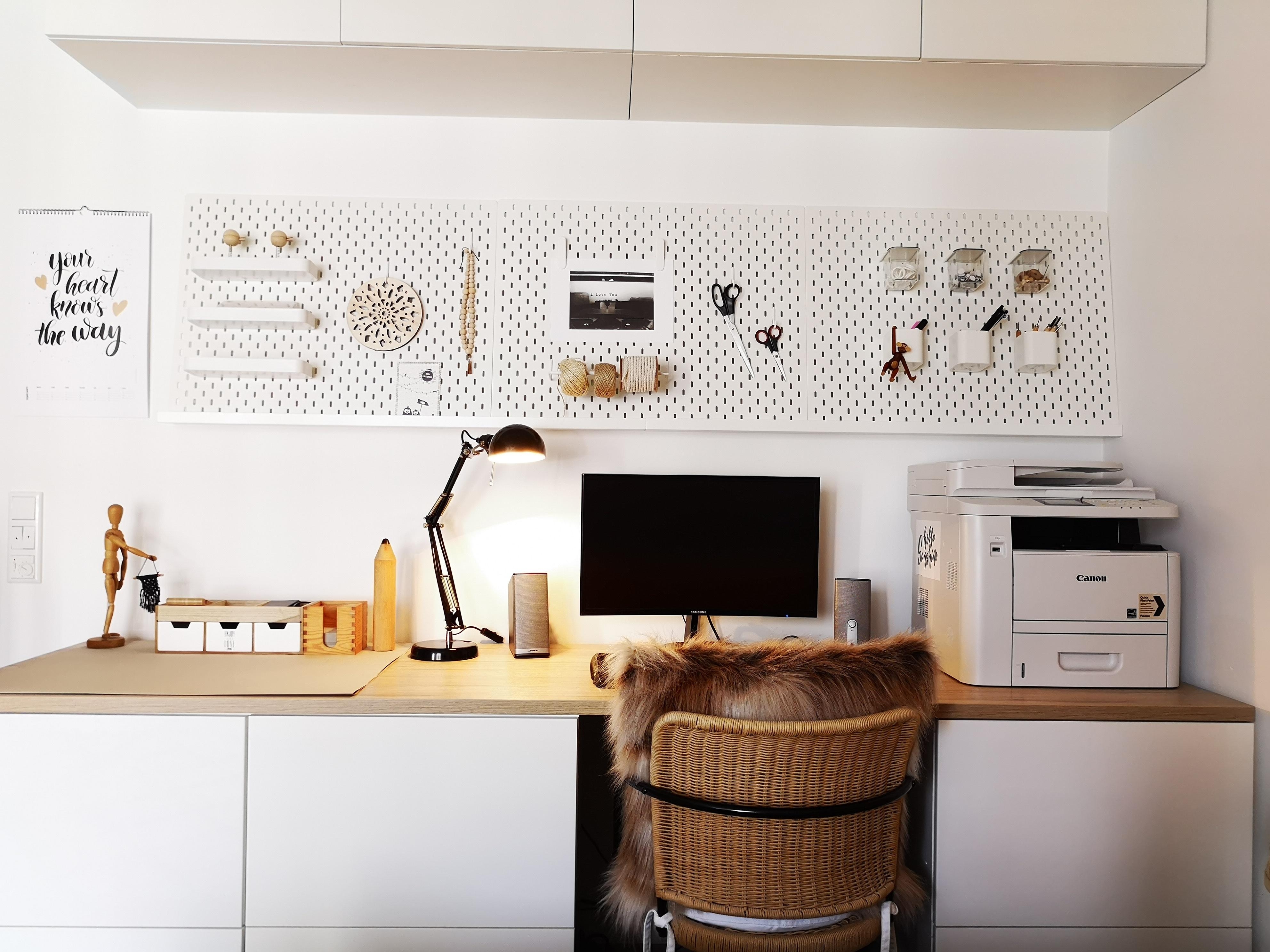 Den Arbeitsbereich haben wir selbst gebaut aus verschiedenen Schrankelementen vom Schweden und einer Küchenarbeitsplatte