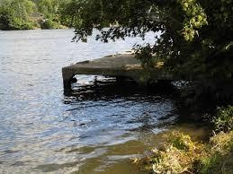 Den Fluss und einen vergessenen Bootssteg fast direkt vor der Tür. Was brauchen wir mehr.  #urlaubzuhause #outdoorweek